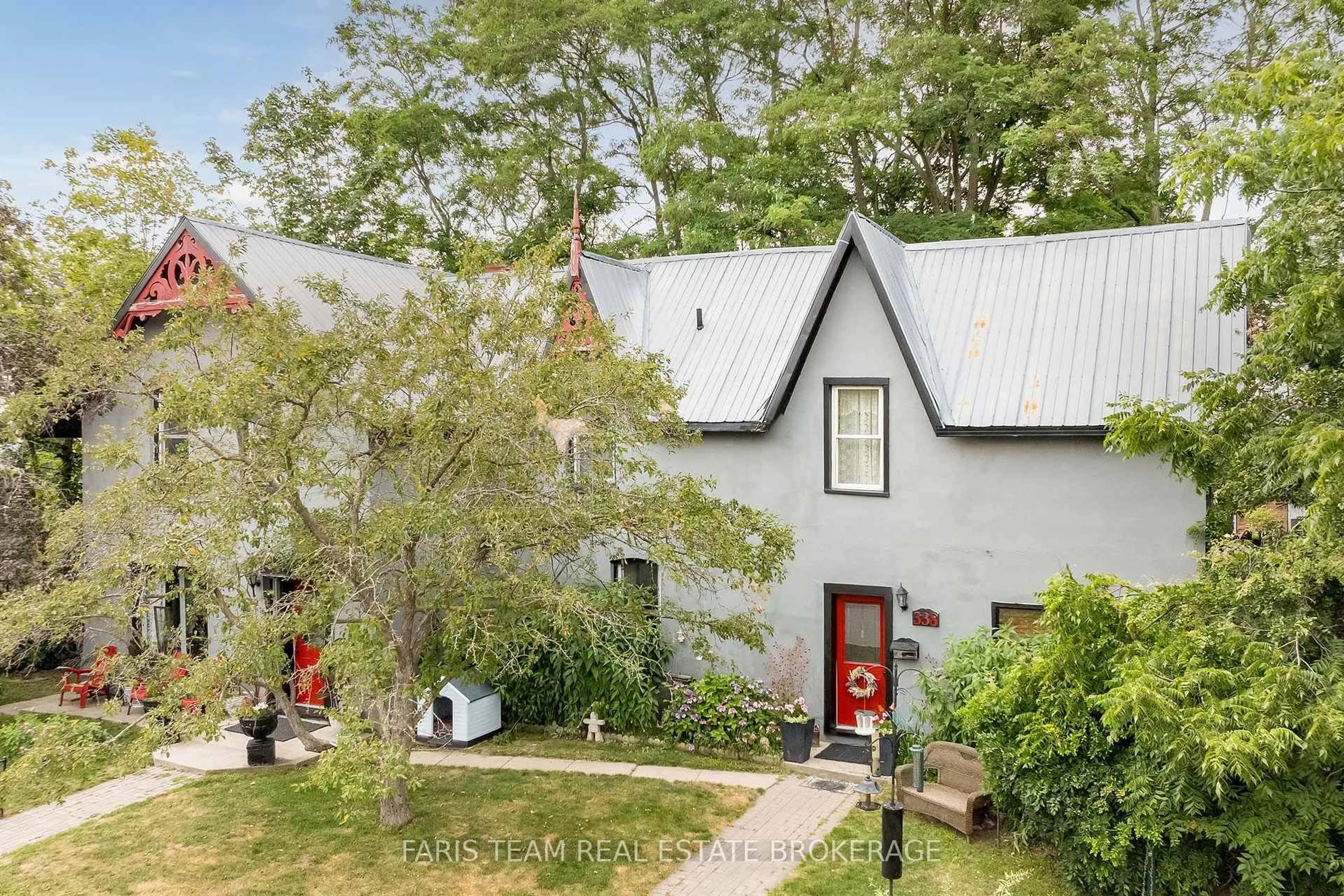 A pic from outside/outdoor area/front of a property/back of a property/a pic from drone, street for 338 Gloucester St, Midland Ontario L4R 1J1