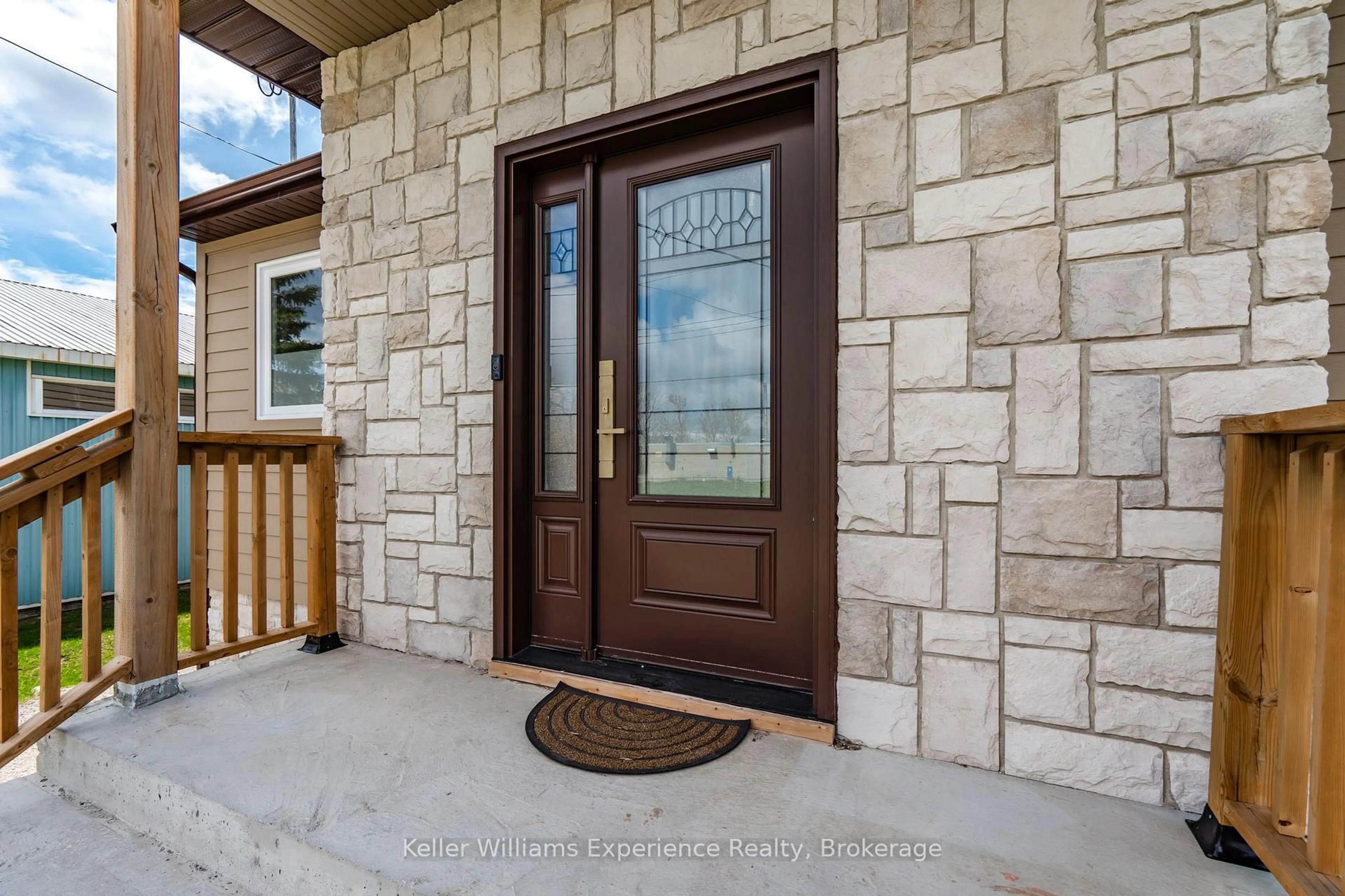 Indoor entryway for 175 Elizabeth St, Midland Ontario L4R 1Y3