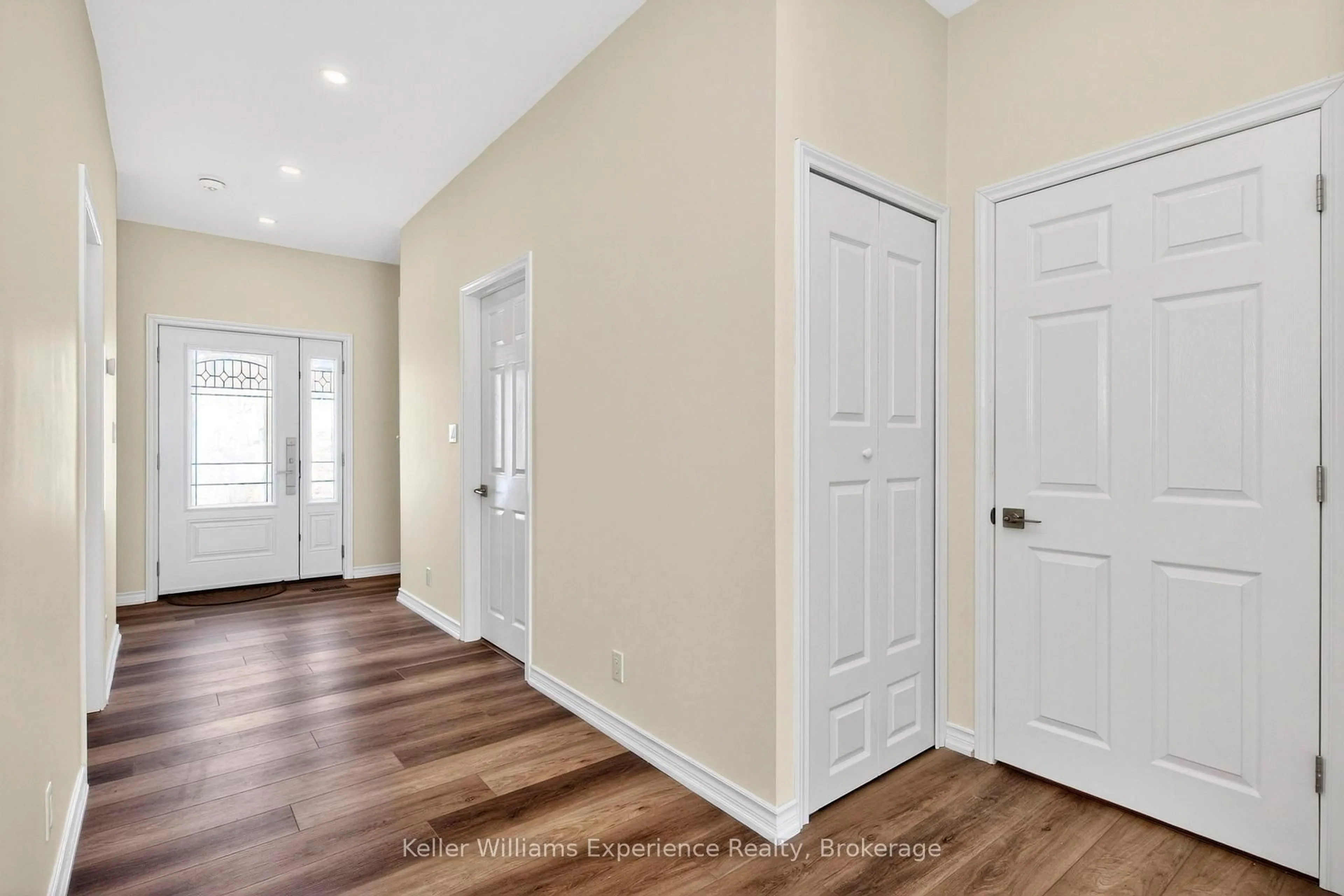 Indoor entryway for 175 Elizabeth St, Midland Ontario L4R 1Y3