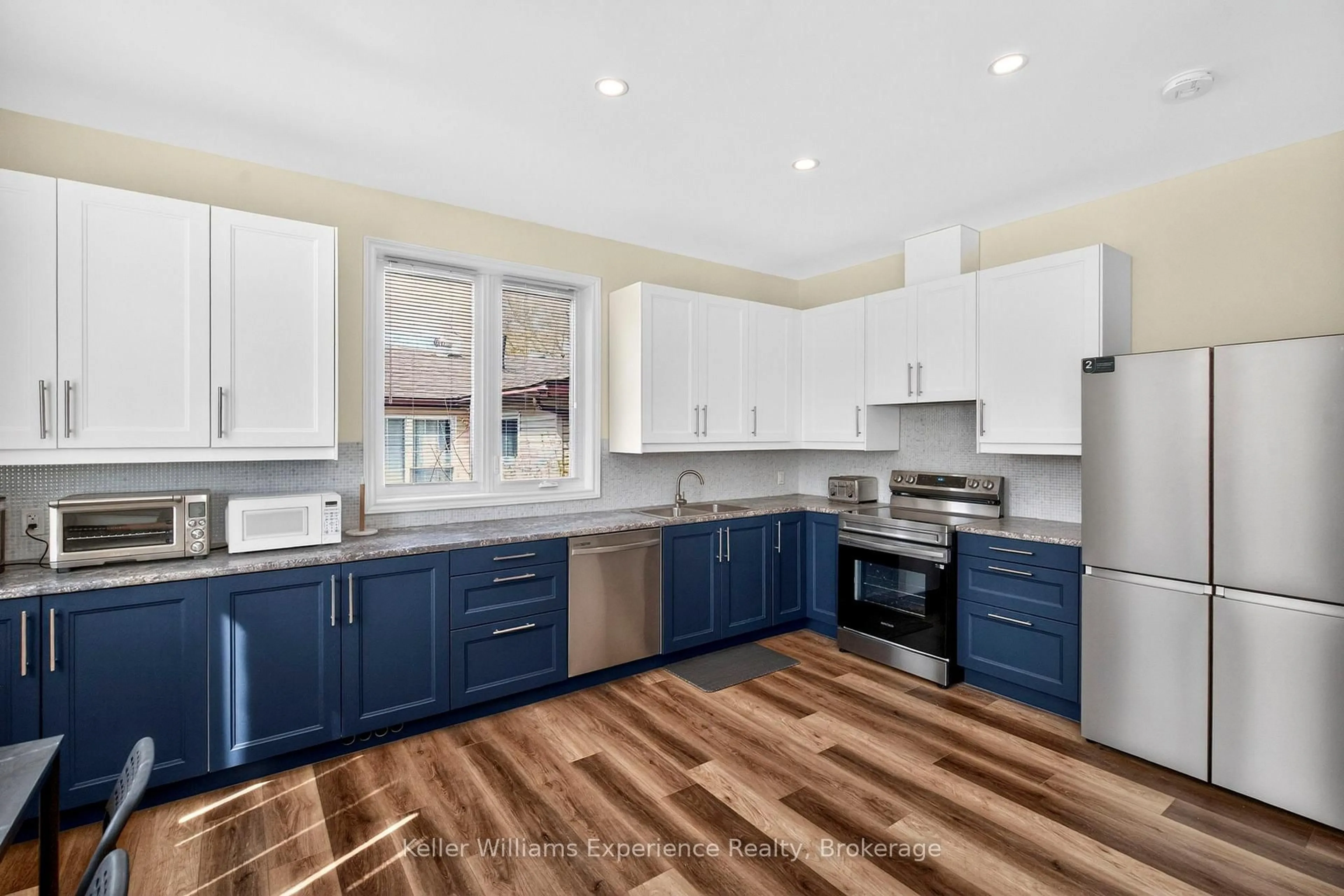 Open concept kitchen, unknown for 175 Elizabeth St, Midland Ontario L4R 1Y3