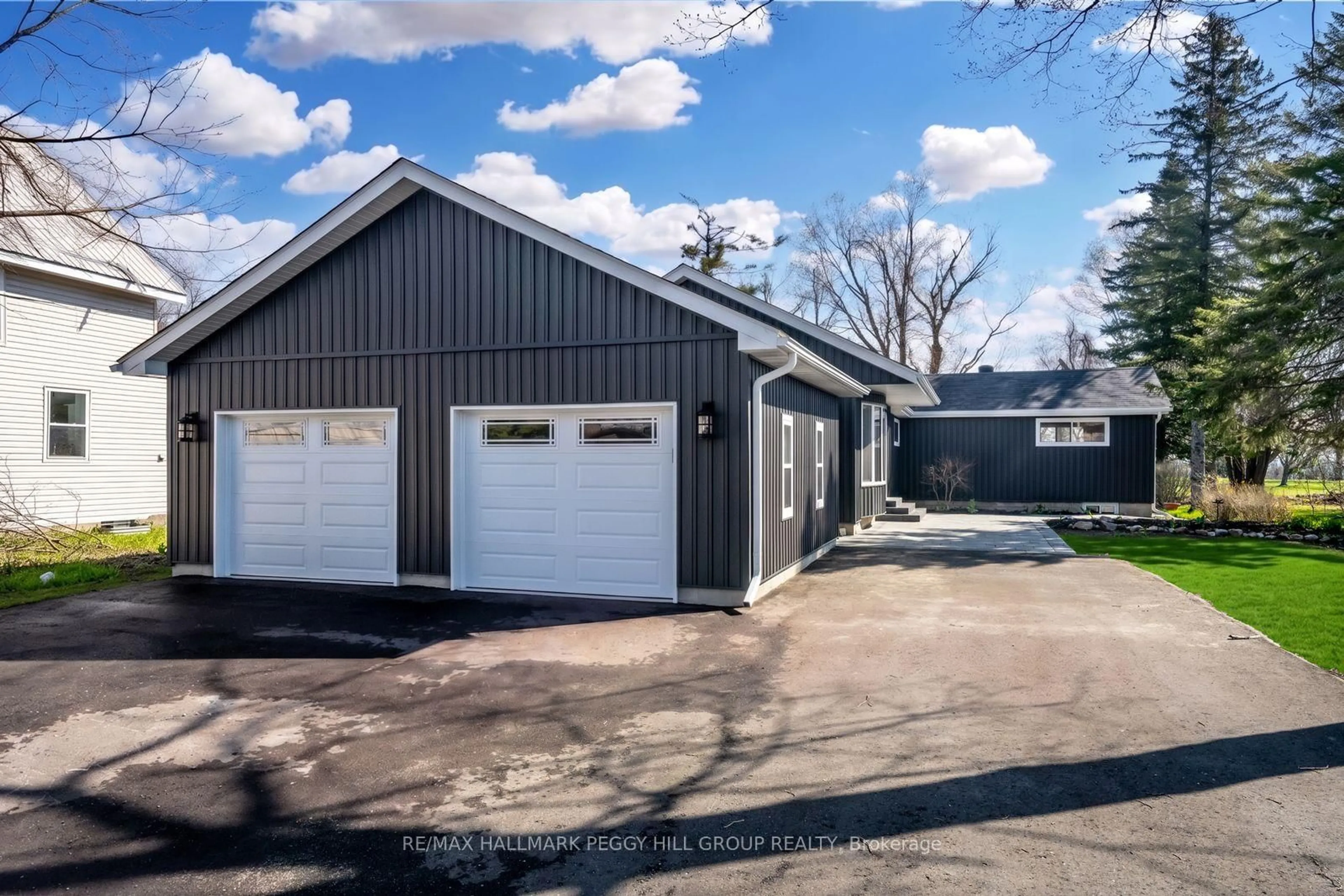 Indoor garage for 386 Peter St, Orillia Ontario L3V 5A7