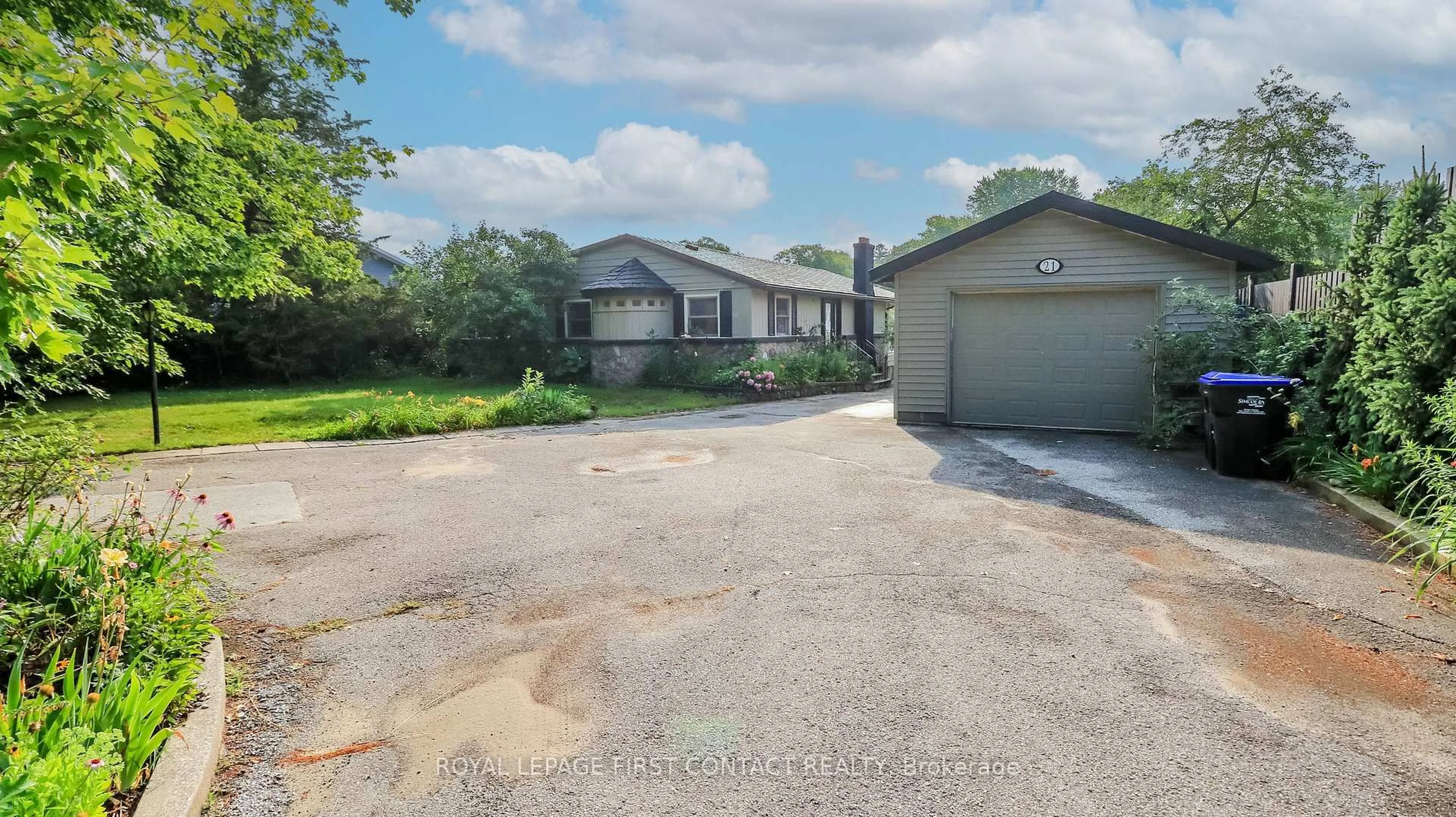 A pic from outside/outdoor area/front of a property/back of a property/a pic from drone, street for 21 Sunnidale Rd, Wasaga Beach Ontario L9Z 2M5