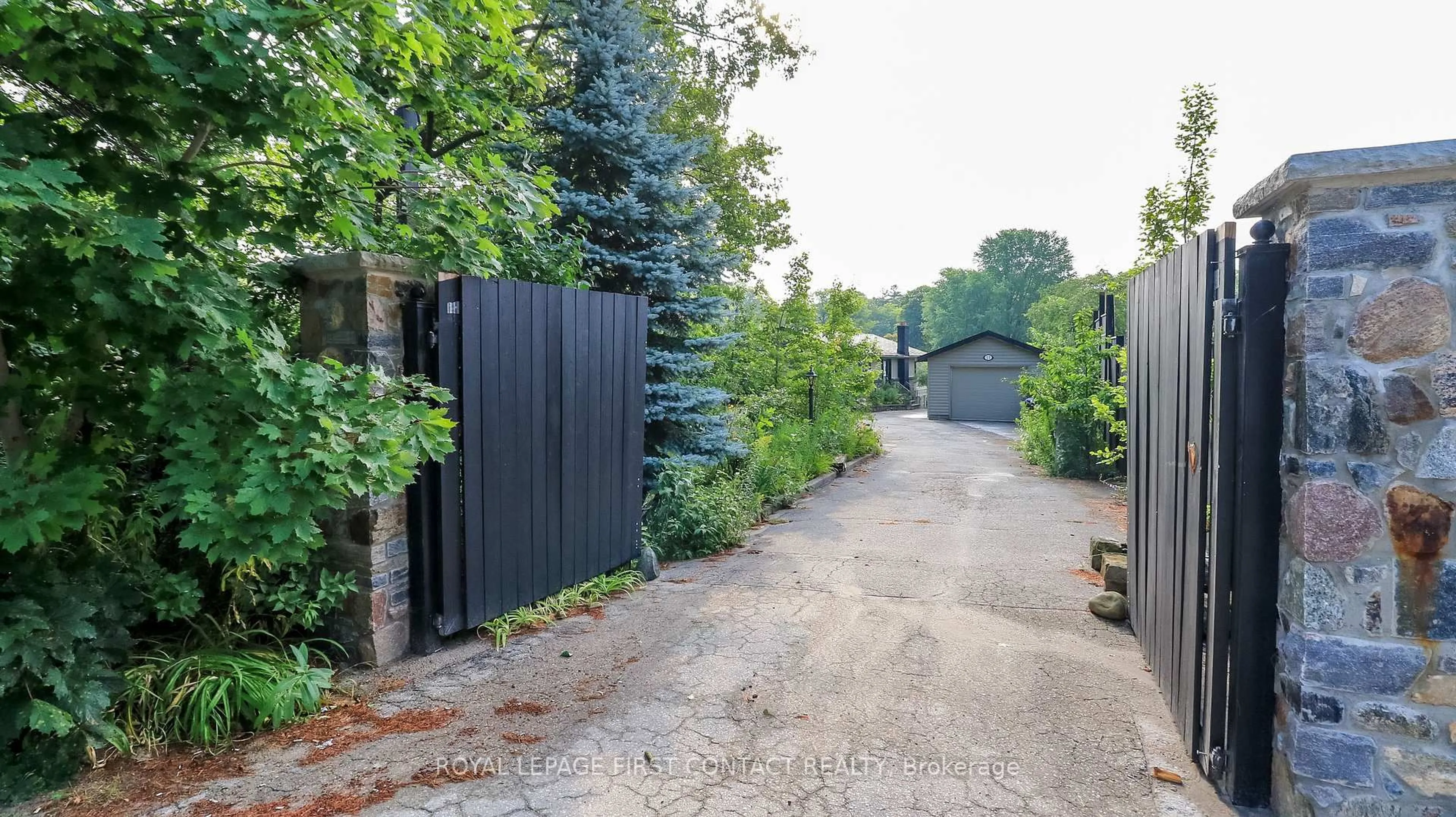 Patio, street for 21 Sunnidale Rd, Wasaga Beach Ontario L9Z 2M5