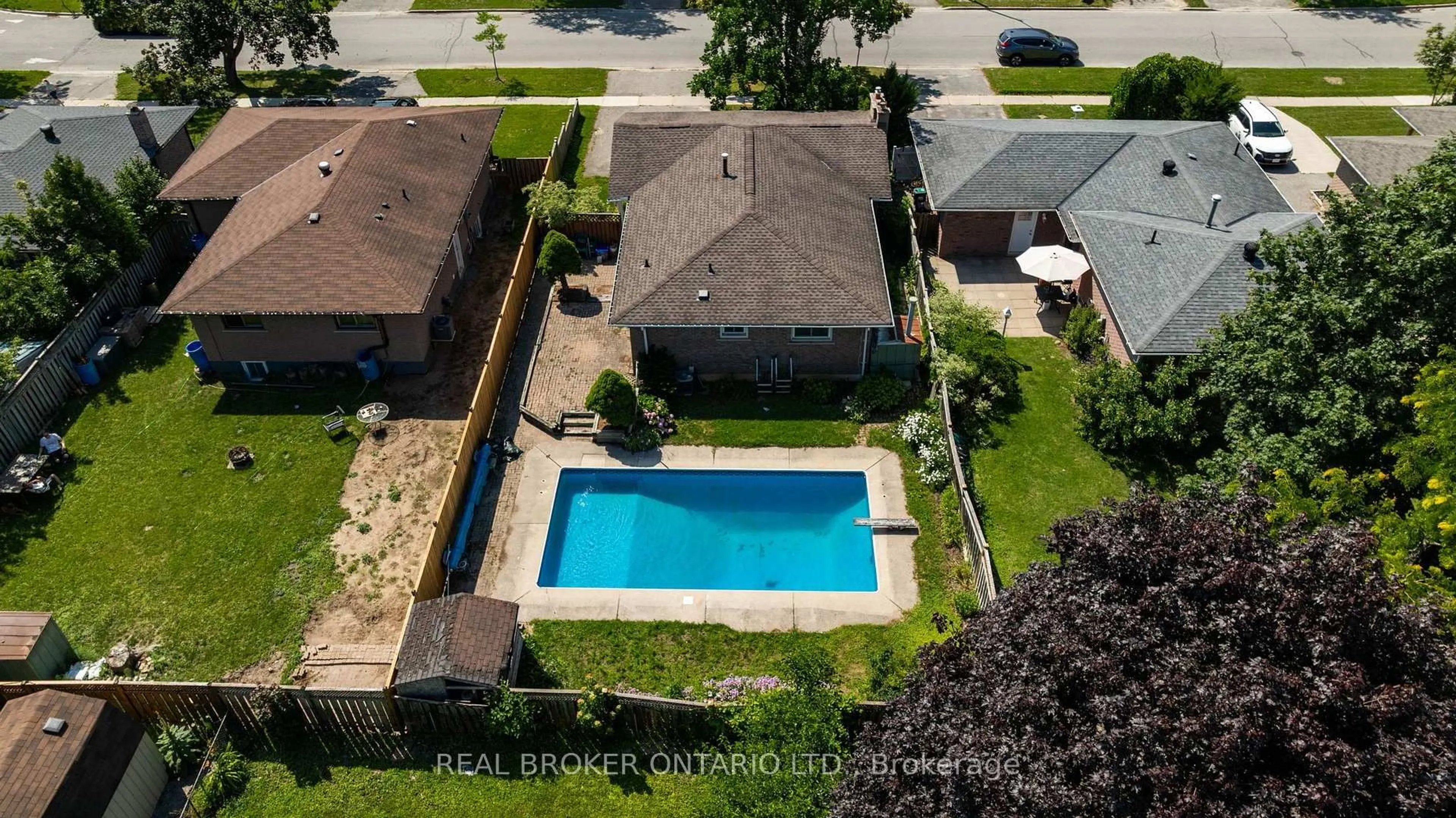 A pic from outside/outdoor area/front of a property/back of a property/a pic from drone, unknown for 277 Cook St, Barrie Ontario L4M 4H7