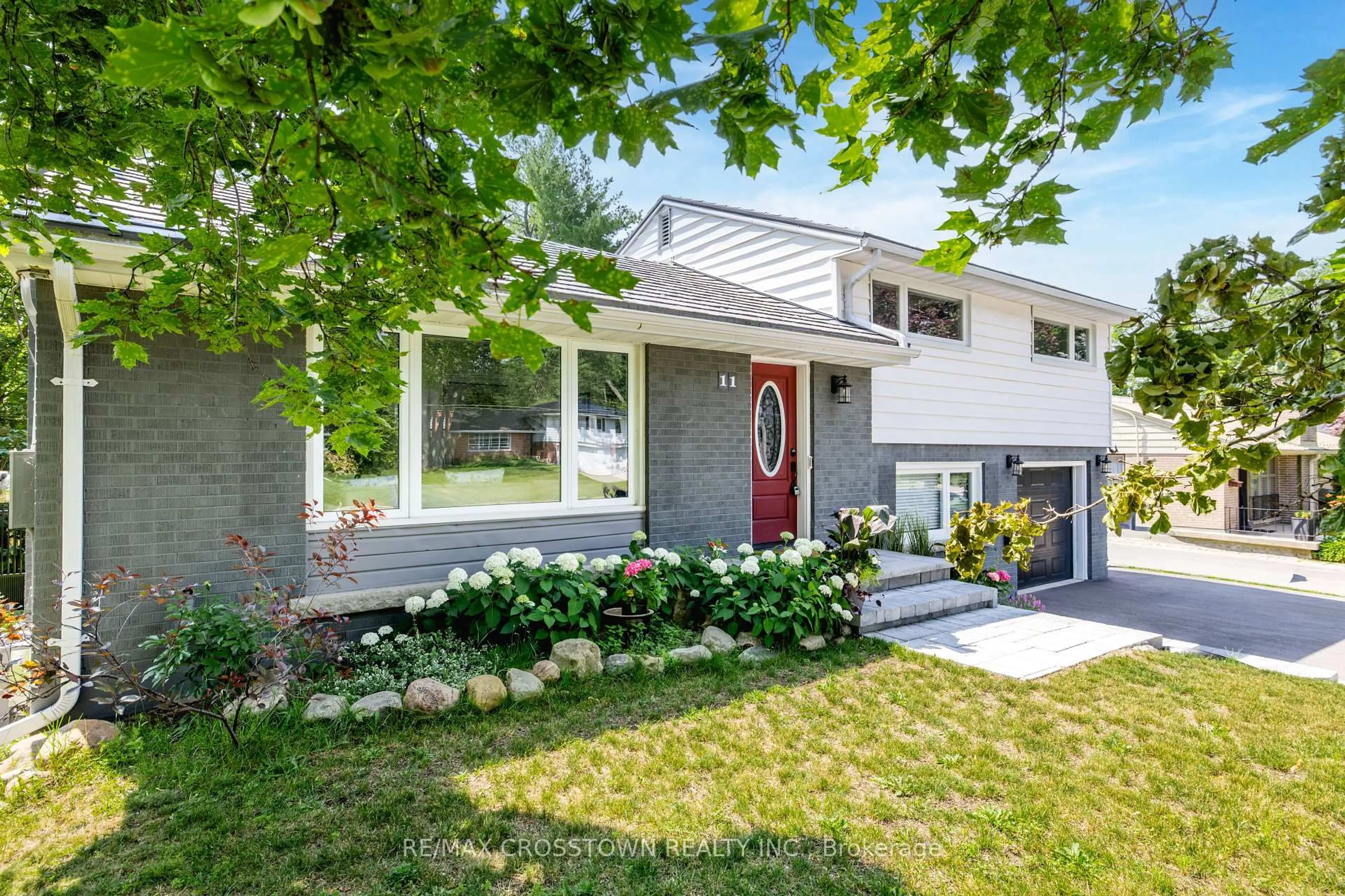 Home with vinyl exterior material, street for 11 Castle Dr, Barrie Ontario L4N 1P7