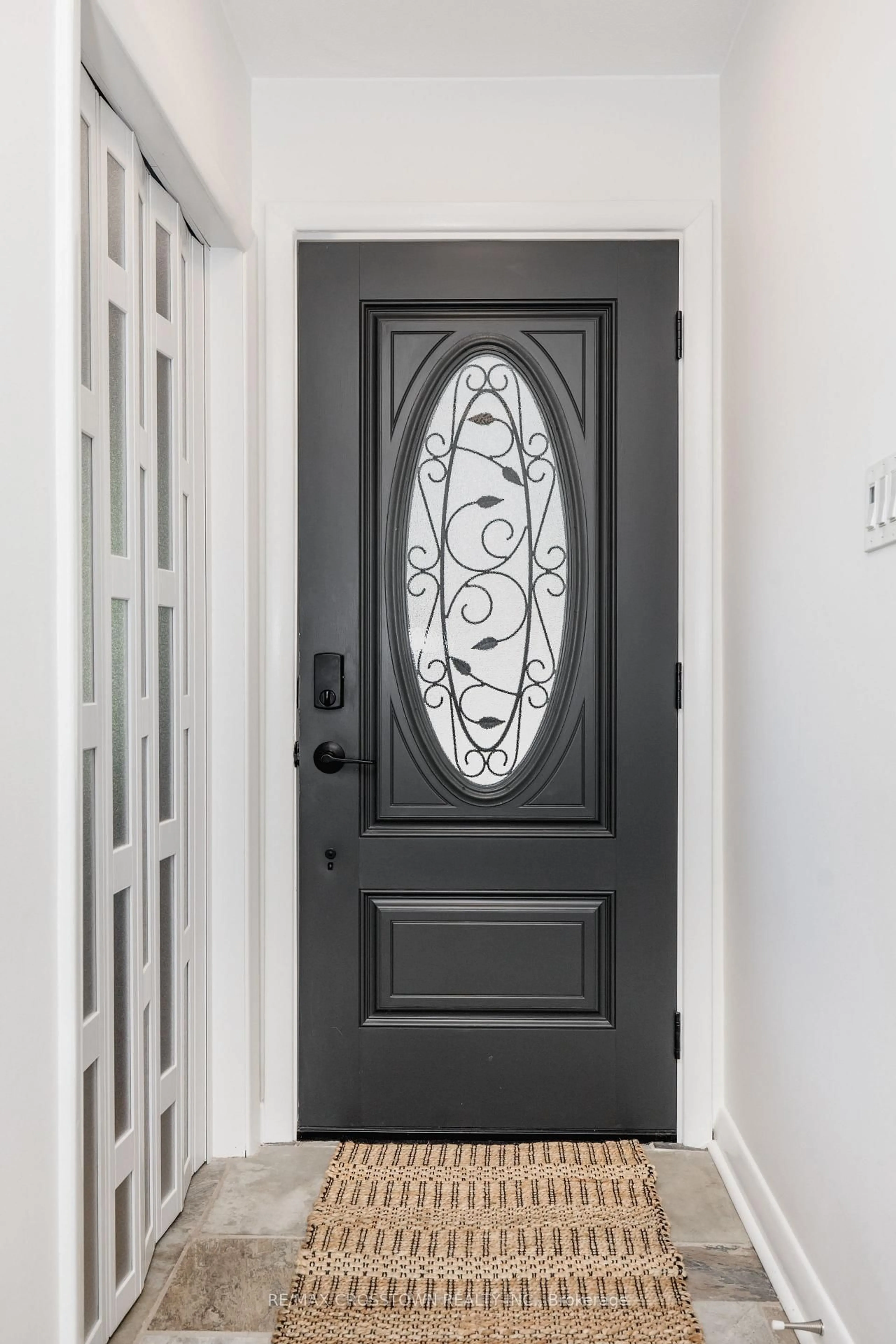 Indoor entryway for 11 Castle Dr, Barrie Ontario L4N 1P7