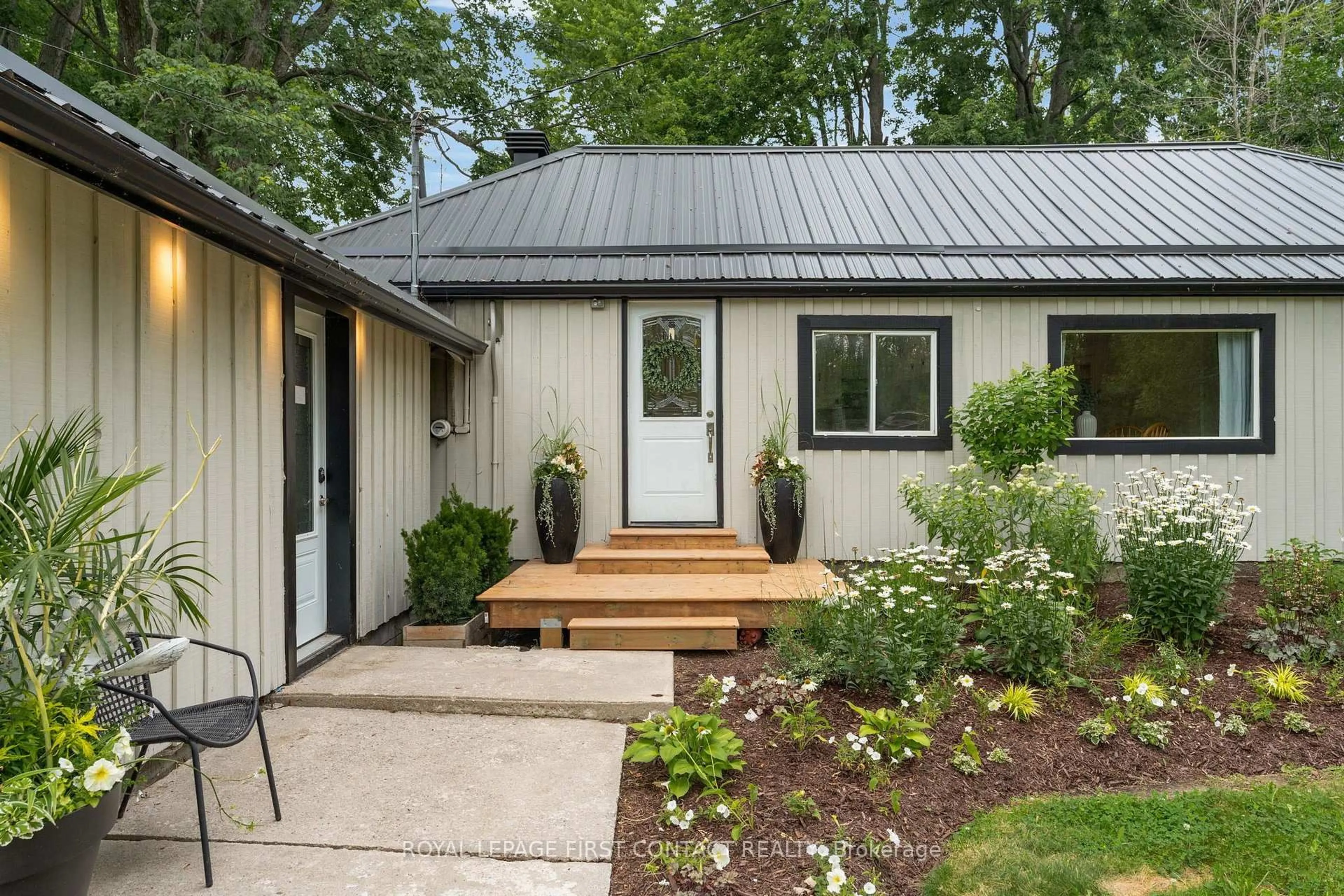 Home with vinyl exterior material, street for 3403 Bayou Rd, Severn Ontario L3V 6H3