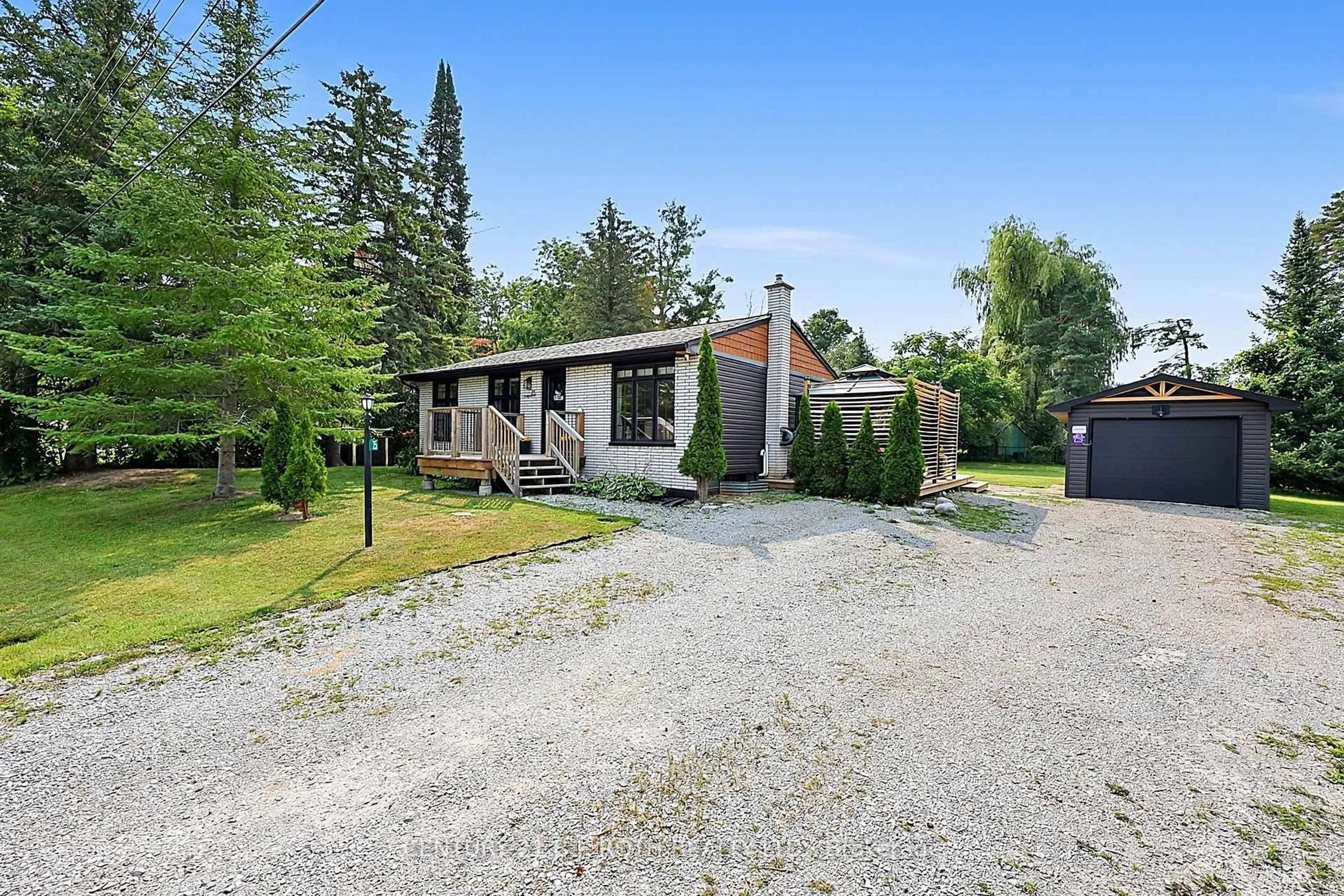 A pic from outside/outdoor area/front of a property/back of a property/a pic from drone, street for 25 Glengrove Ave, Oro-Medonte Ontario L3V 0J9