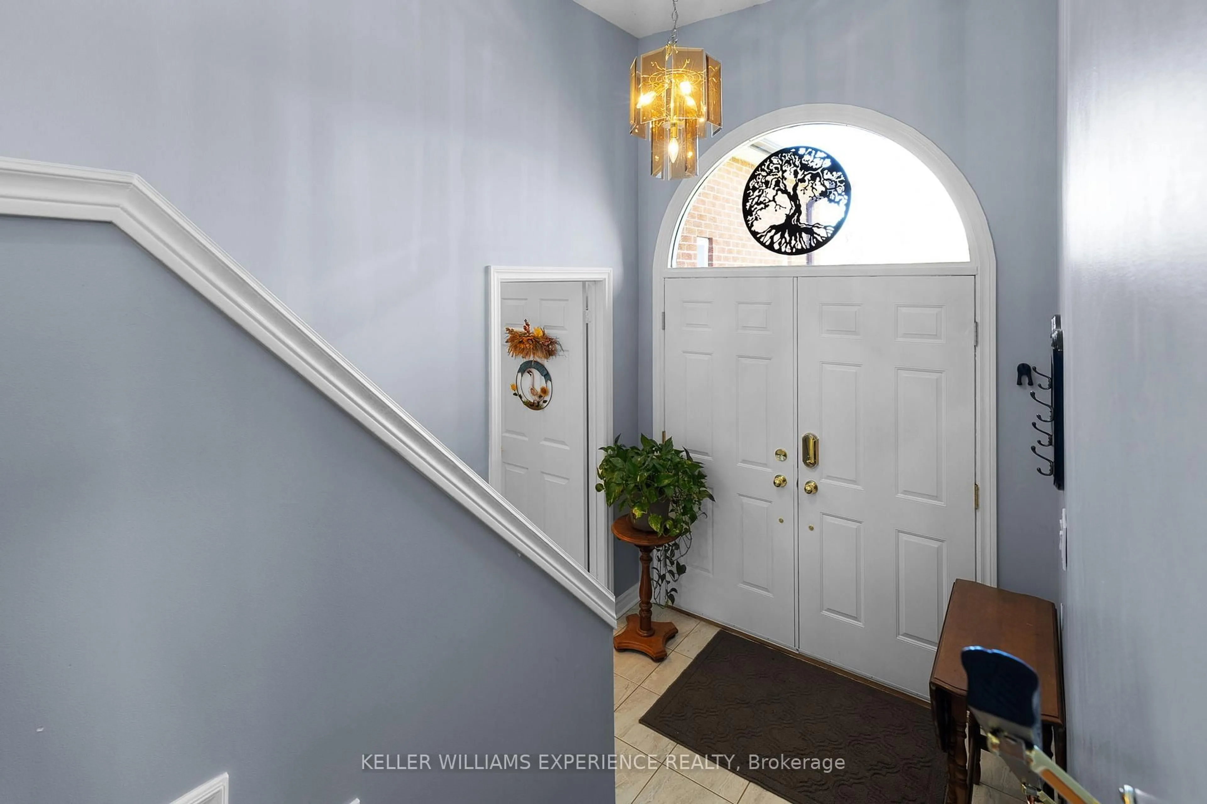 Indoor entryway for 4 Campbell Ave, Oro-Medonte Ontario L0L 1T0