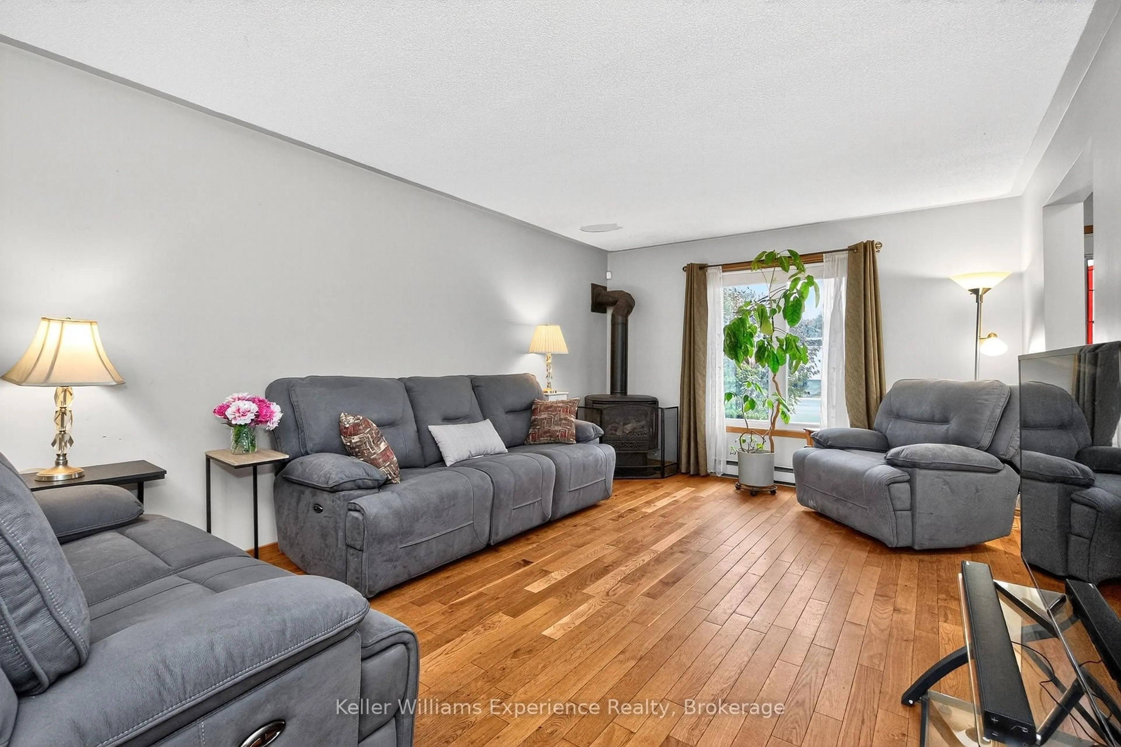 Living room with furniture, unknown for 4 Dunlop St, Penetanguishene Ontario L9M 1J2