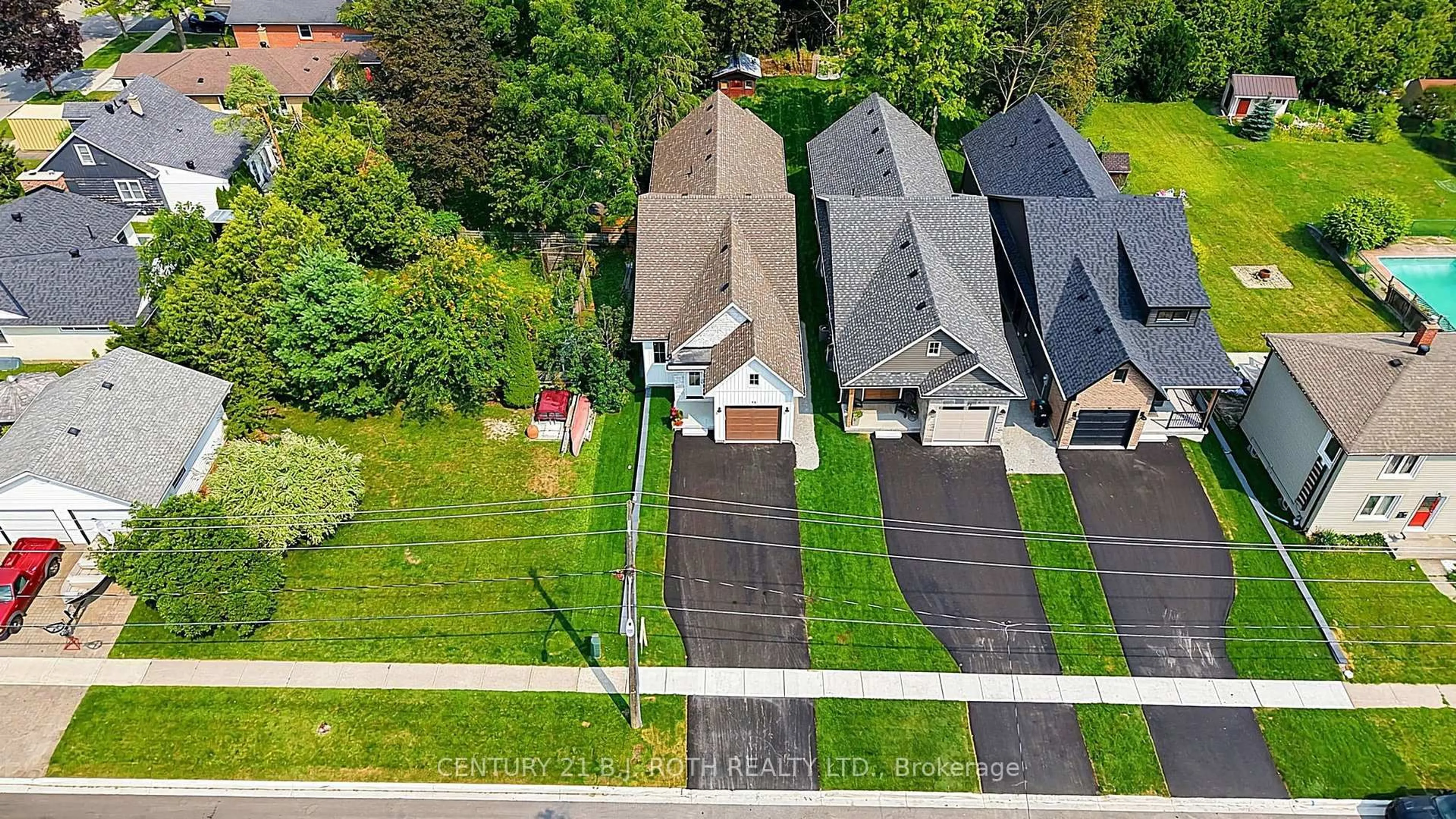 A pic from outside/outdoor area/front of a property/back of a property/a pic from drone, street for 75 Vancouver St, Barrie Ontario L4M 4M2