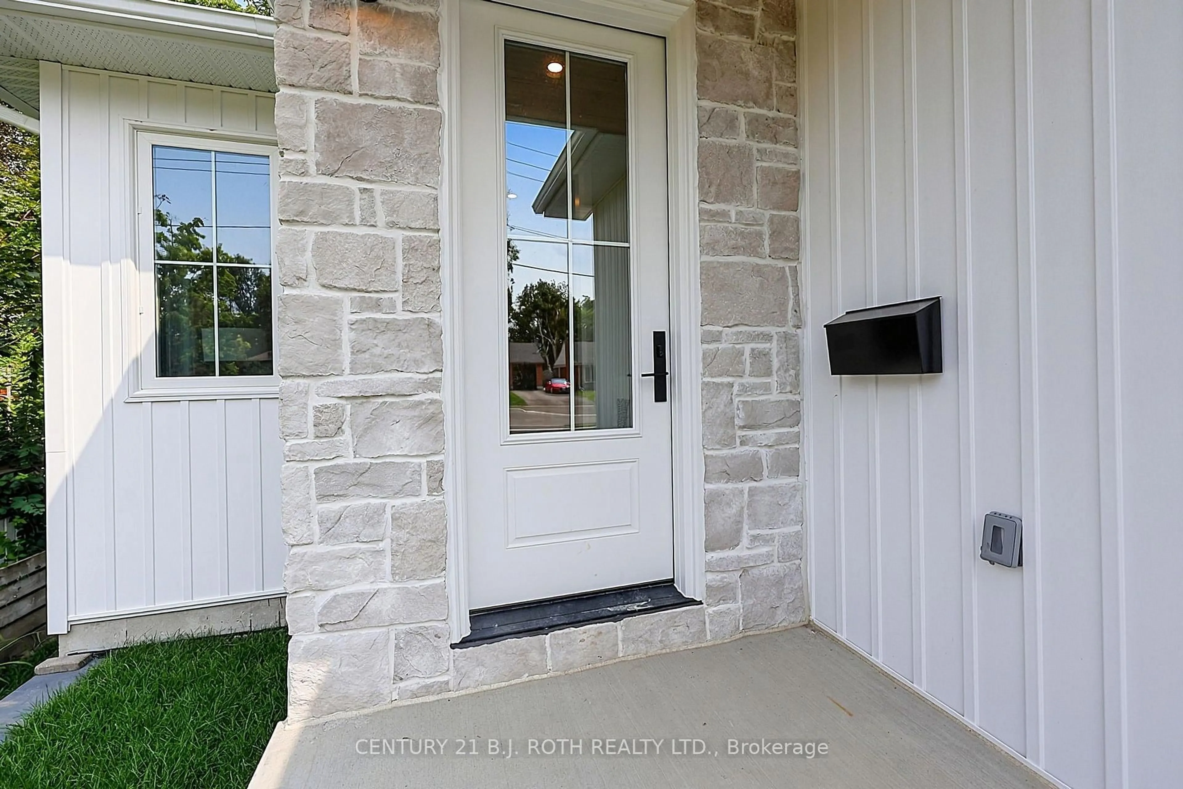 Indoor entryway for 75 Vancouver St, Barrie Ontario L4M 4M2