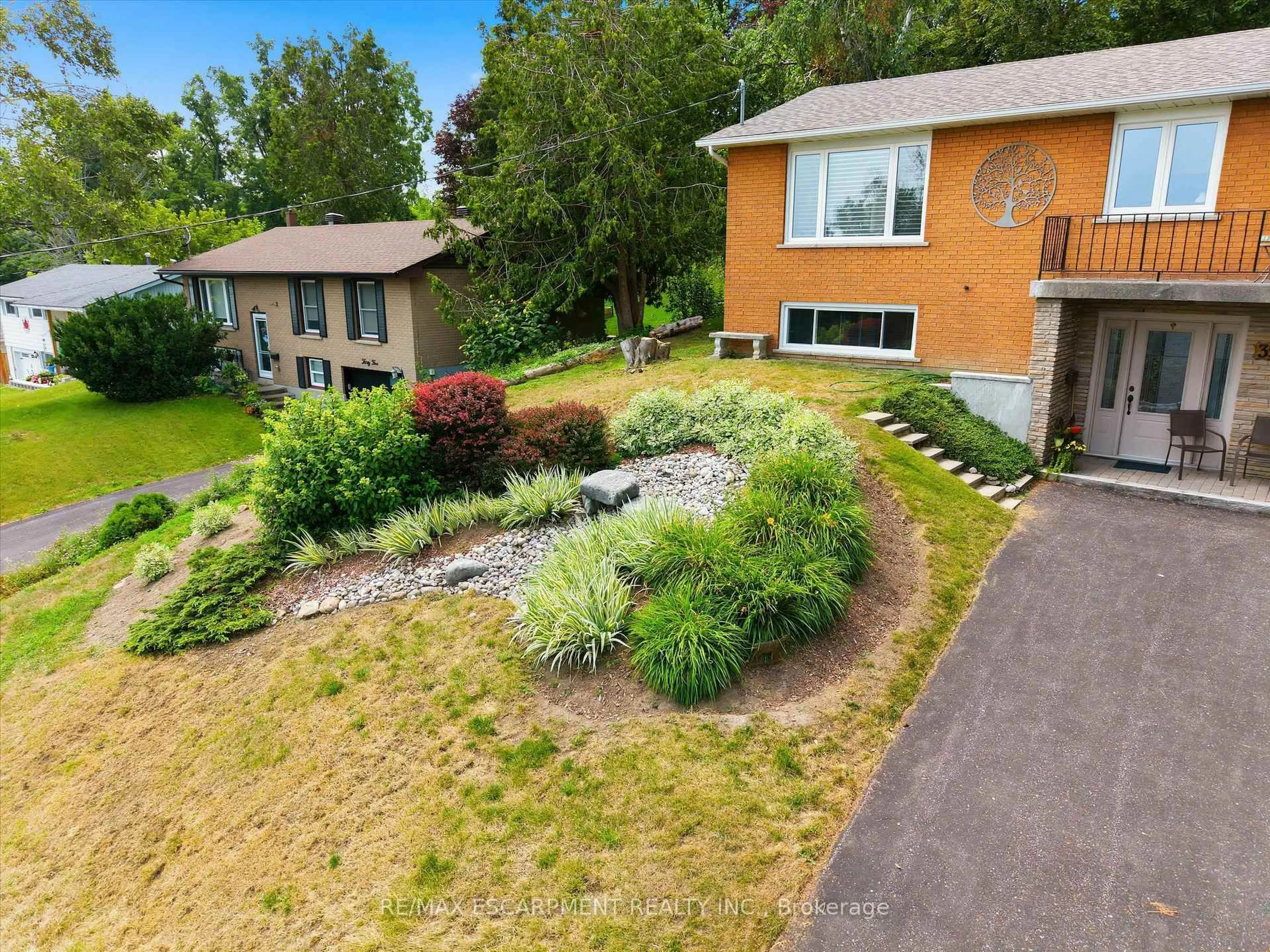 A pic from outside/outdoor area/front of a property/back of a property/a pic from drone, street for 39 Orma Dr, Orillia Ontario L3V 4J7