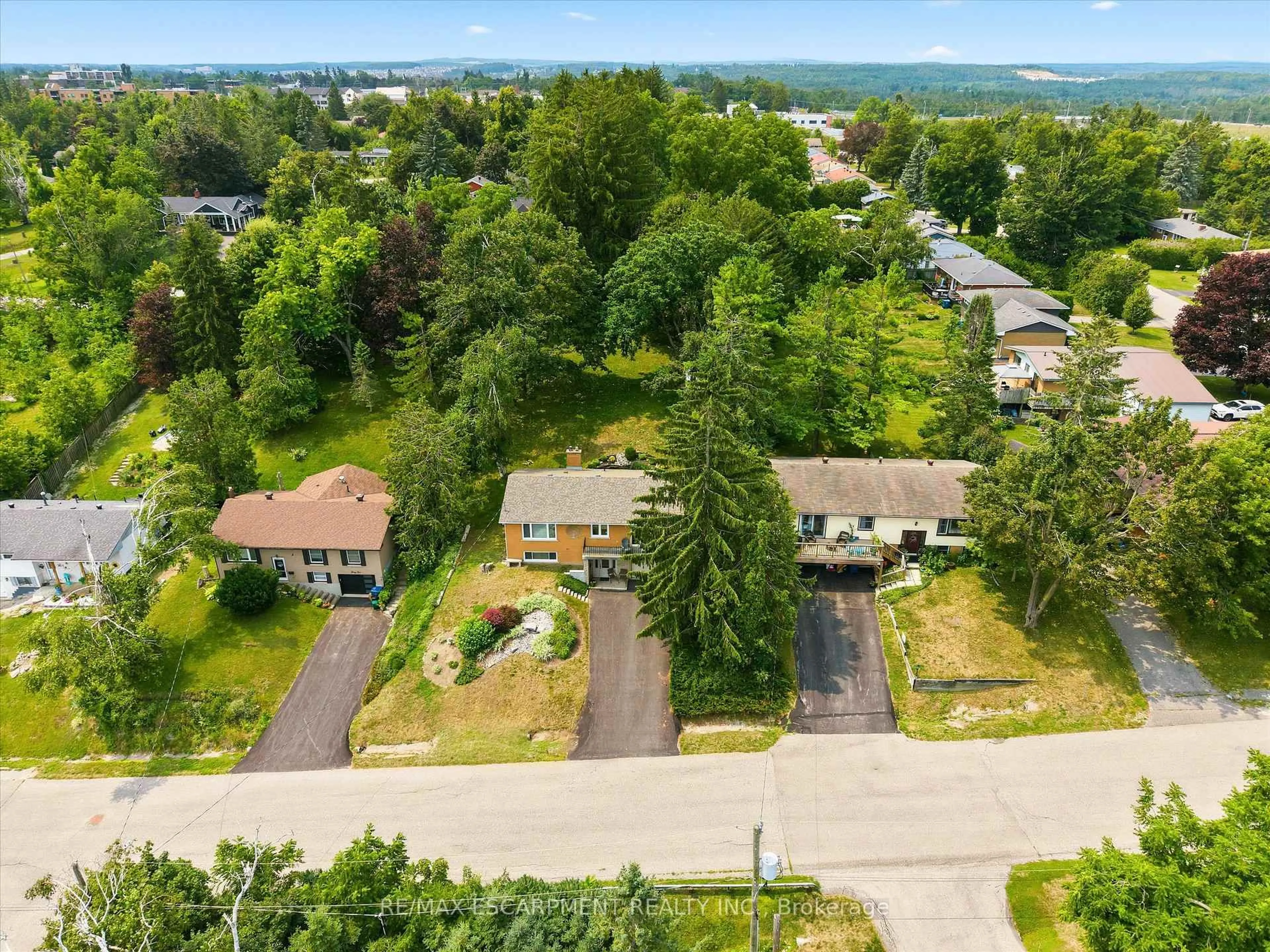 A pic from outside/outdoor area/front of a property/back of a property/a pic from drone, unknown for 39 Orma Dr, Orillia Ontario L3V 4J7