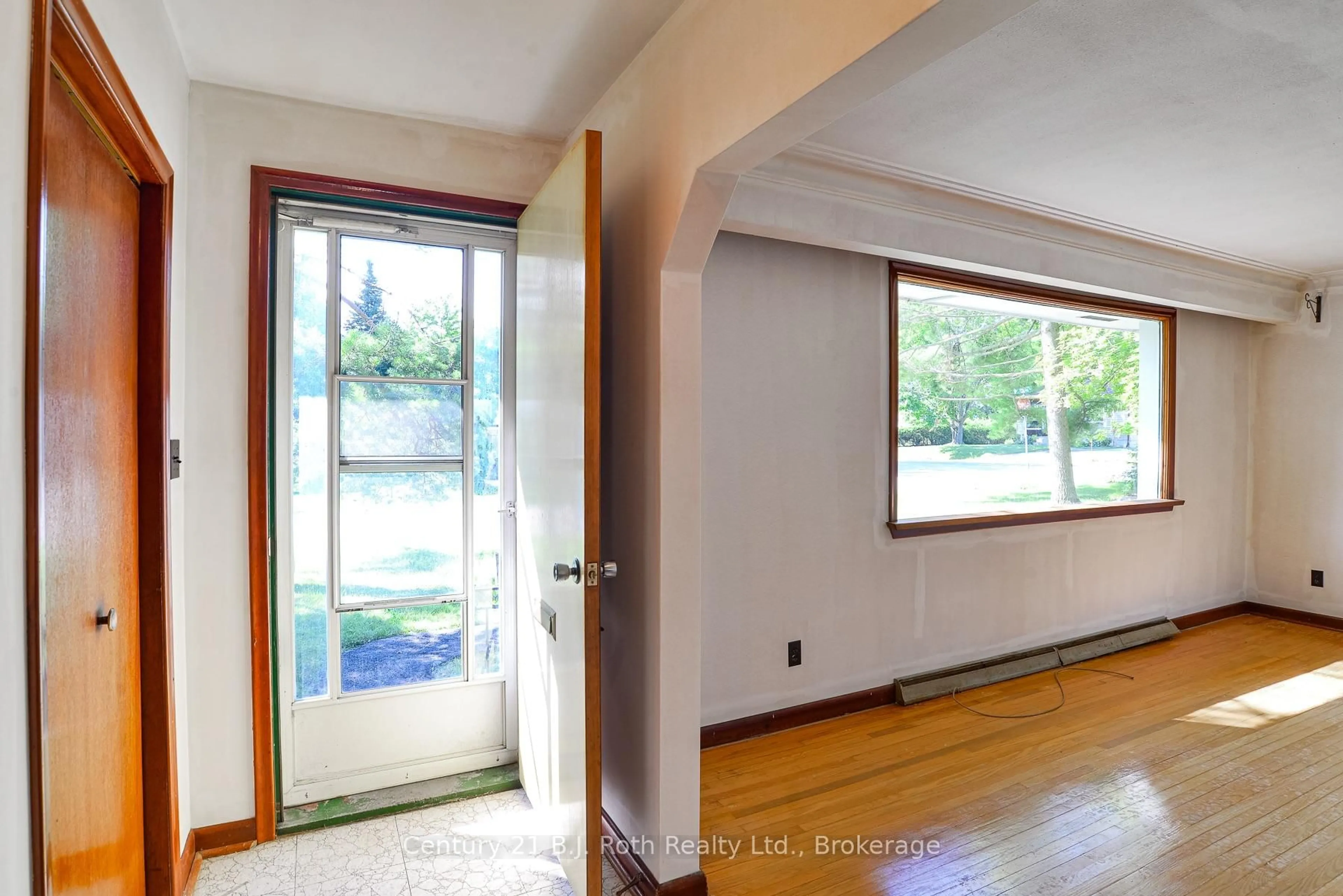 Indoor entryway for 398 Old Muskoka Rd, Orillia Ontario L3V 4G7