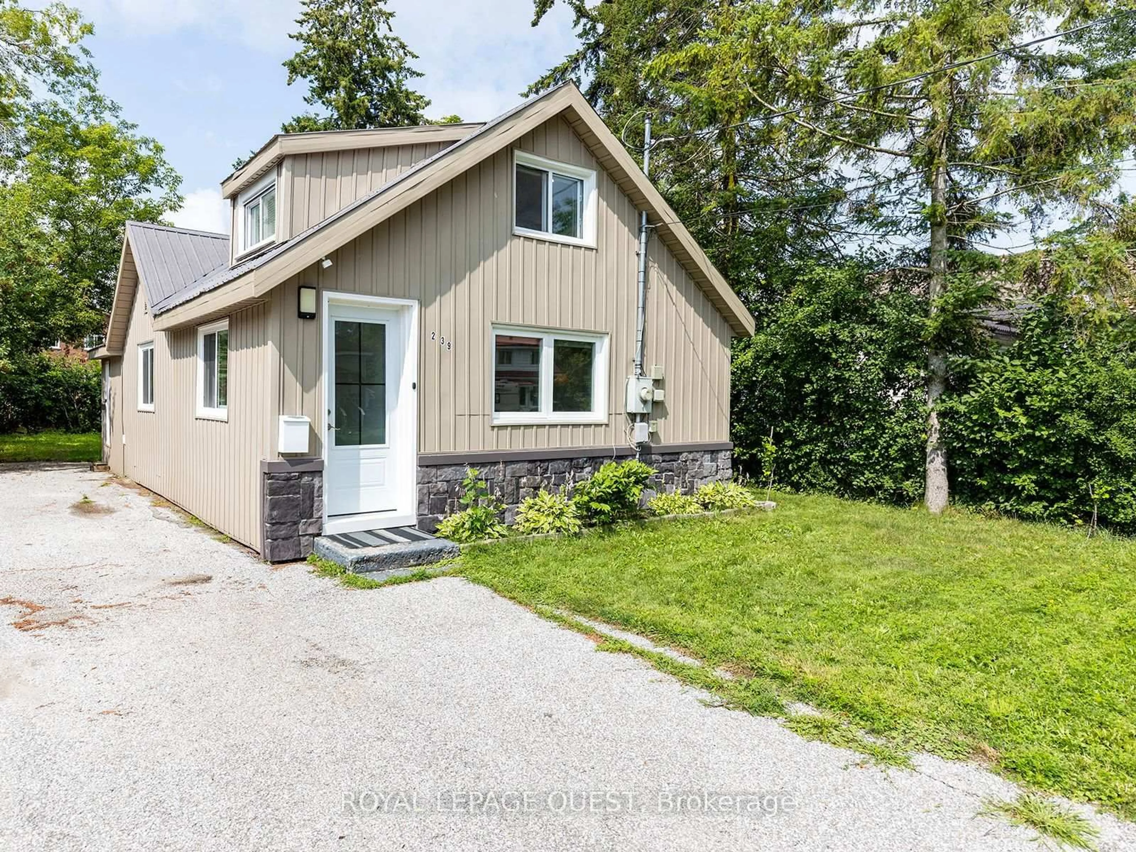 Home with vinyl exterior material, street for 239 Front St, Orillia Ontario L3V 4T1