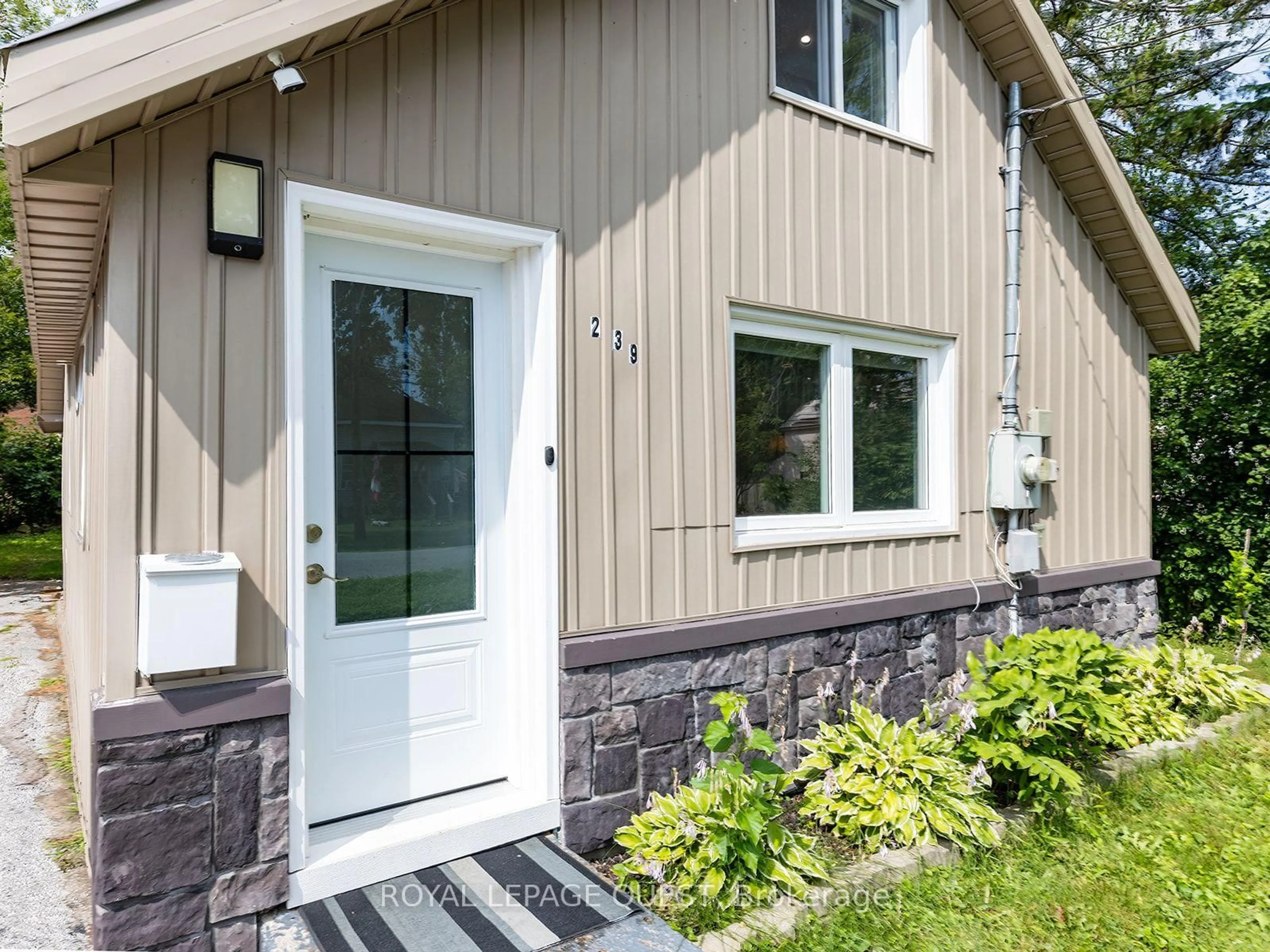 Home with vinyl exterior material, street for 239 Front St, Orillia Ontario L3V 4T1