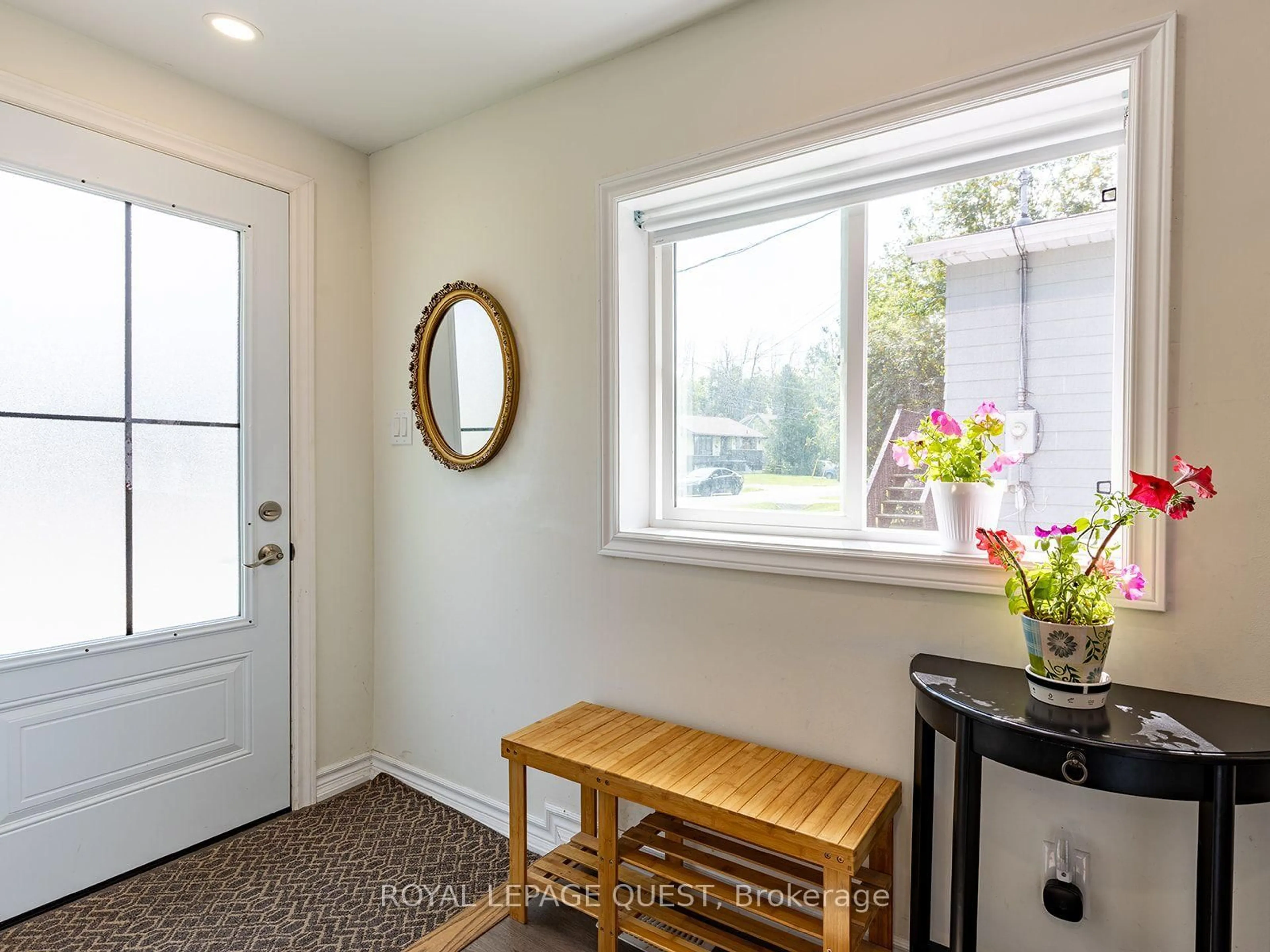 Indoor entryway for 239 Front St, Orillia Ontario L3V 4T1