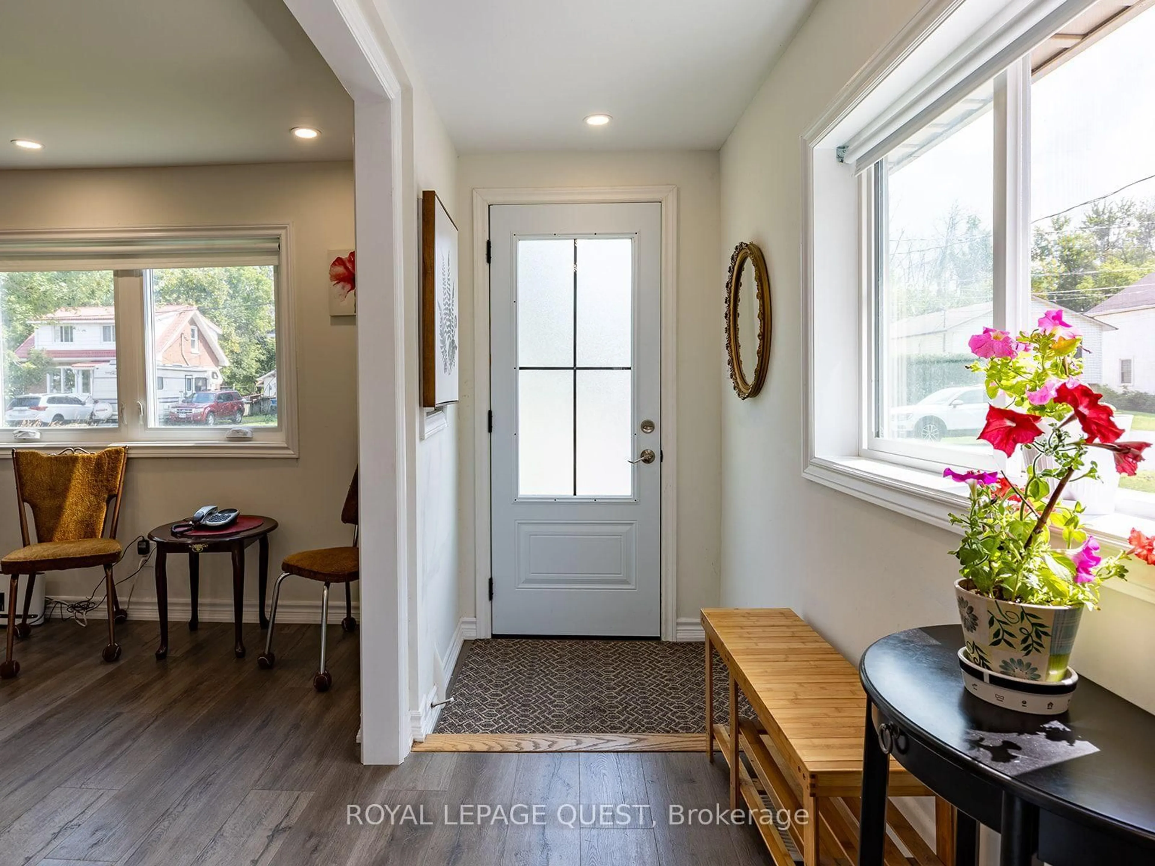 Indoor entryway for 239 Front St, Orillia Ontario L3V 4T1