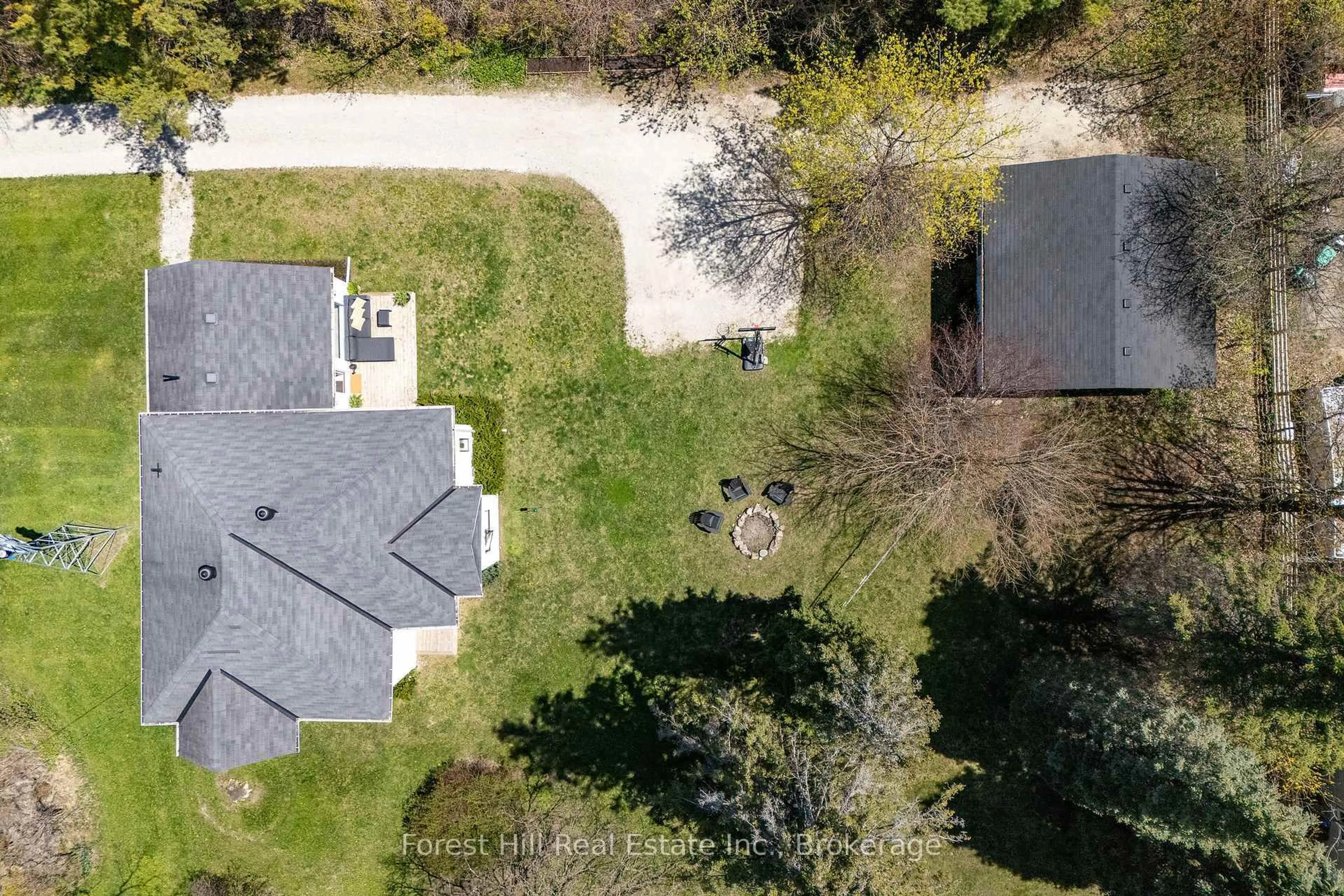 A pic from outside/outdoor area/front of a property/back of a property/a pic from drone, street for 7599 36/37 Nottawasaga Sdrd, Clearview Ontario L0M 1P0