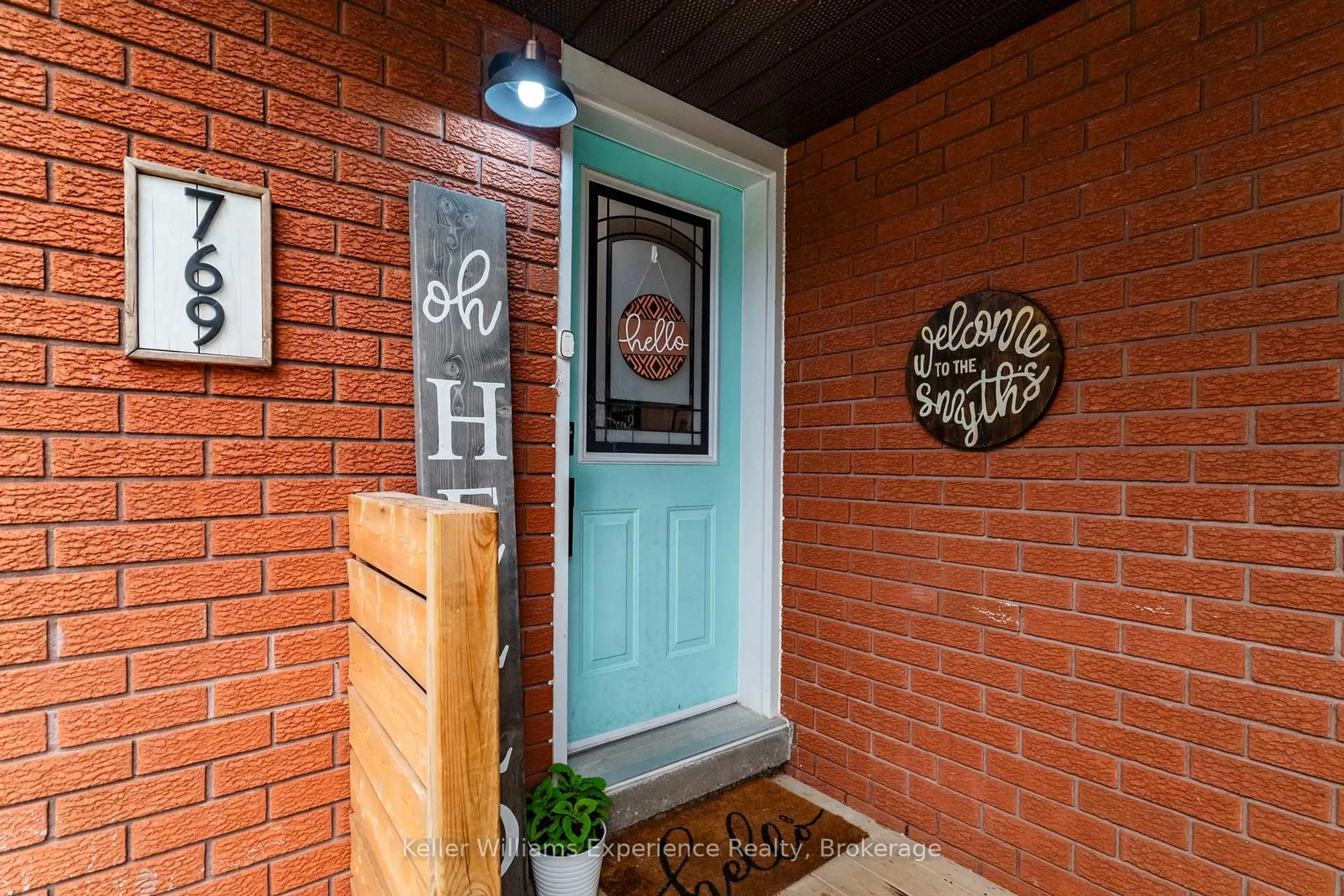 Indoor entryway for 769 Pratt Ave, Midland Ontario L4R 5A2