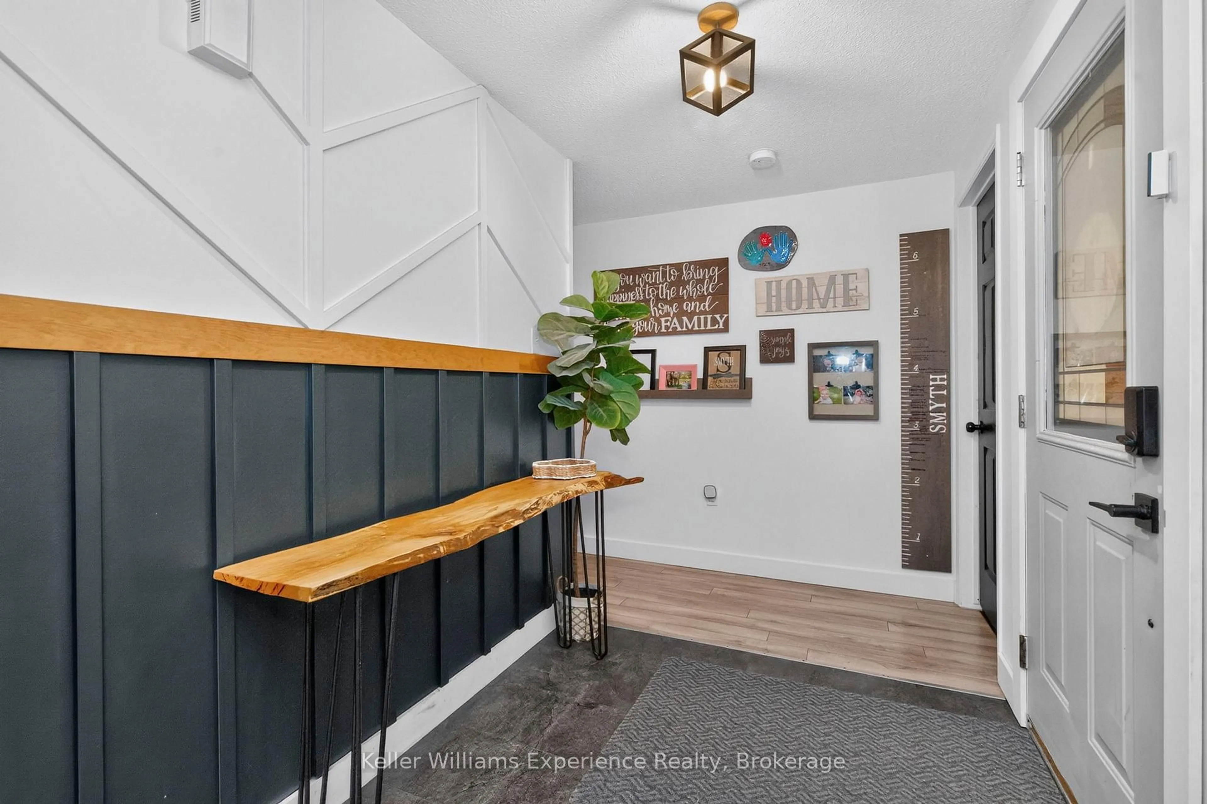 Indoor entryway for 769 Pratt Ave, Midland Ontario L4R 5A2
