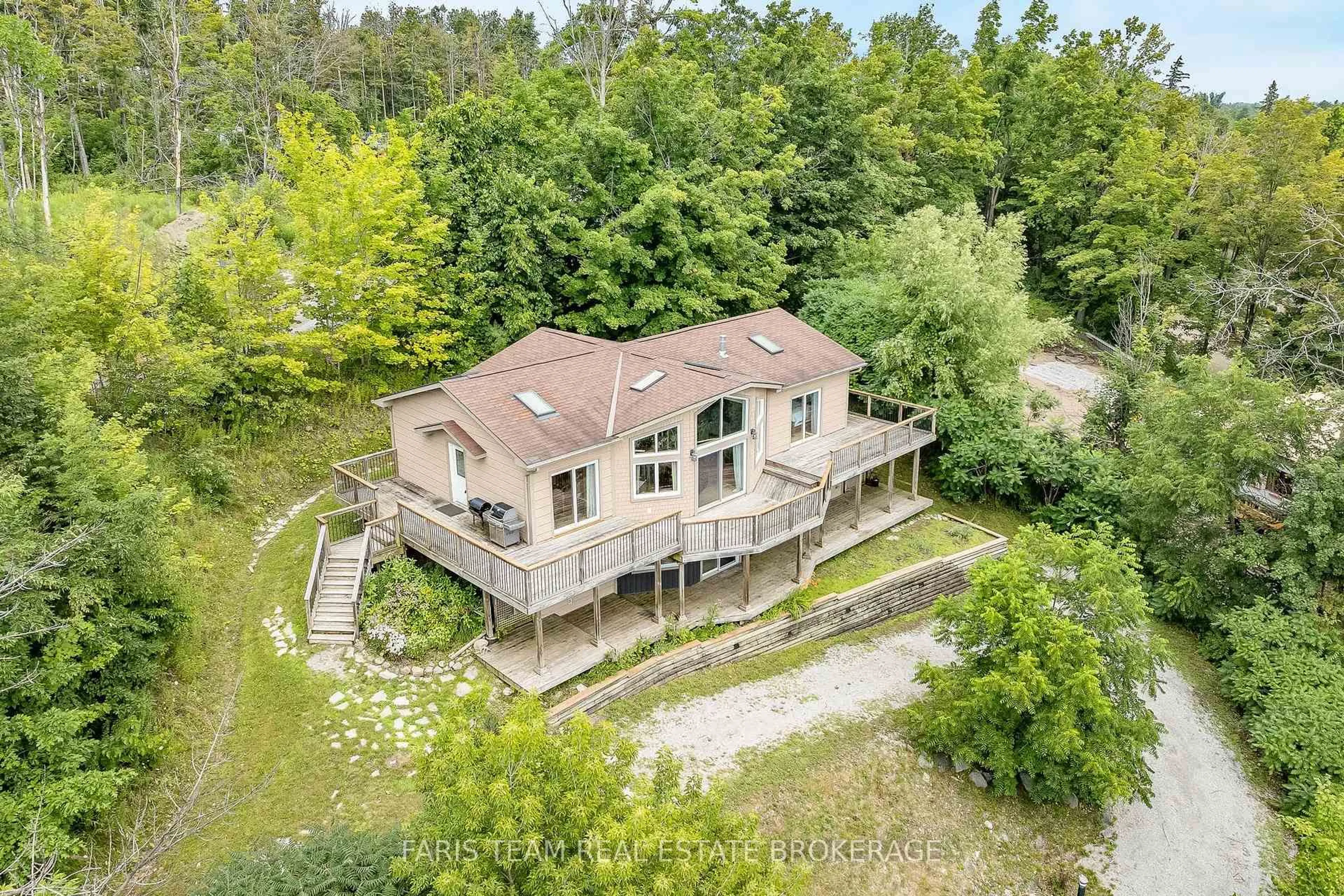 A pic from outside/outdoor area/front of a property/back of a property/a pic from drone, unknown for 1858 Woods Bay Rd, Severn Ontario L3V 0V7