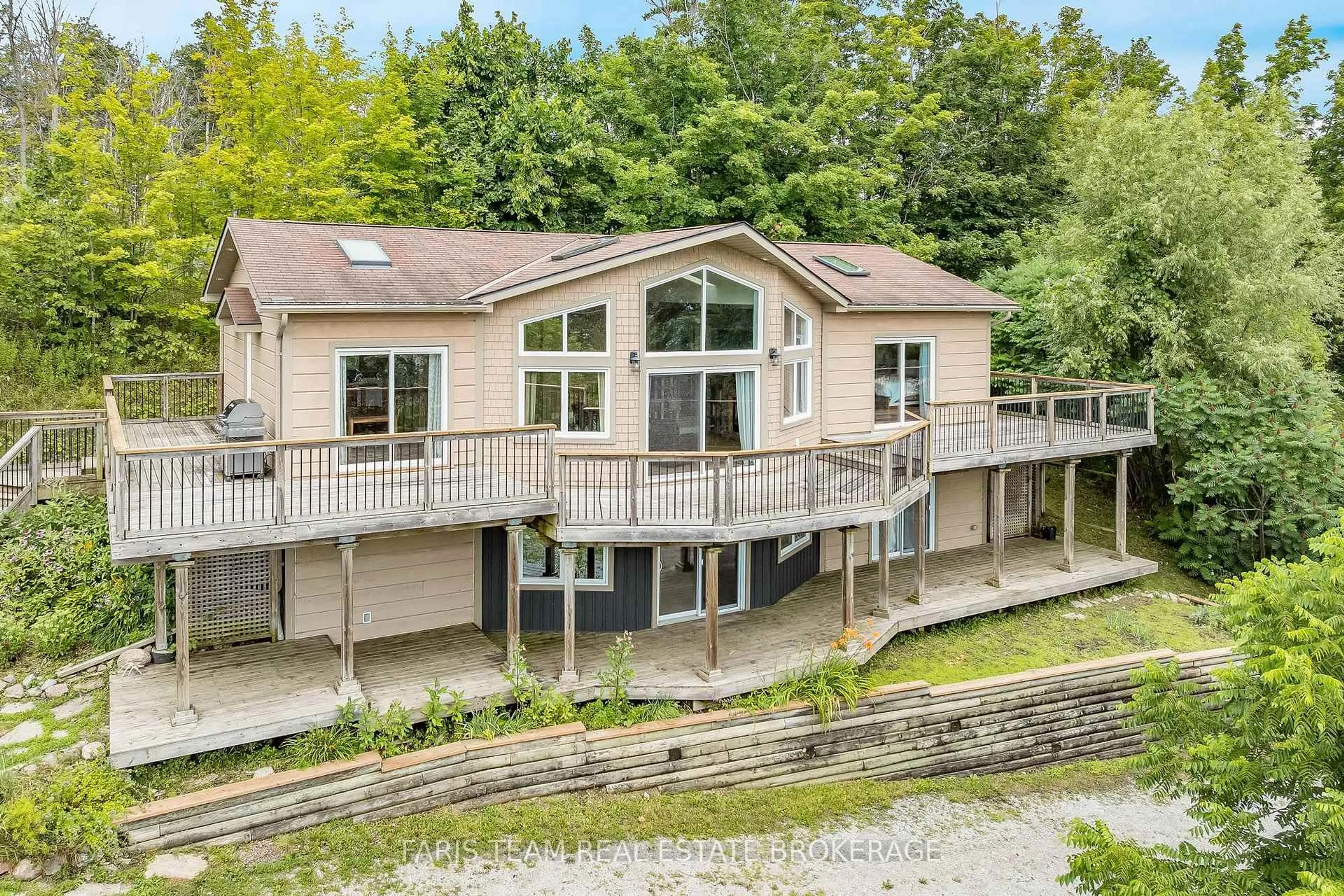 A pic from outside/outdoor area/front of a property/back of a property/a pic from drone, unknown for 1858 Woods Bay Rd, Severn Ontario L3V 0V7