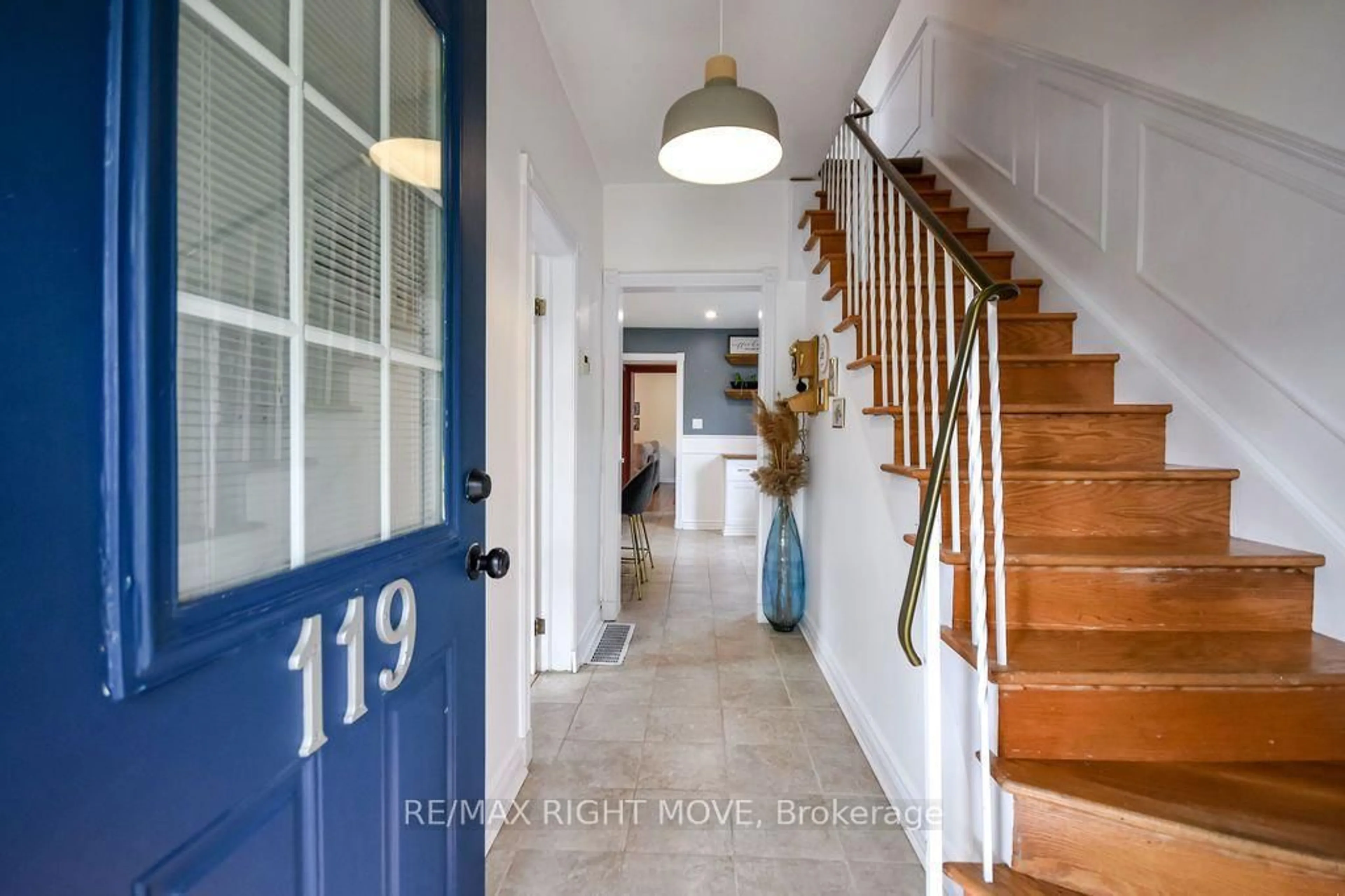 Indoor entryway for 119 Emily St, Orillia Ontario L3V 5V2