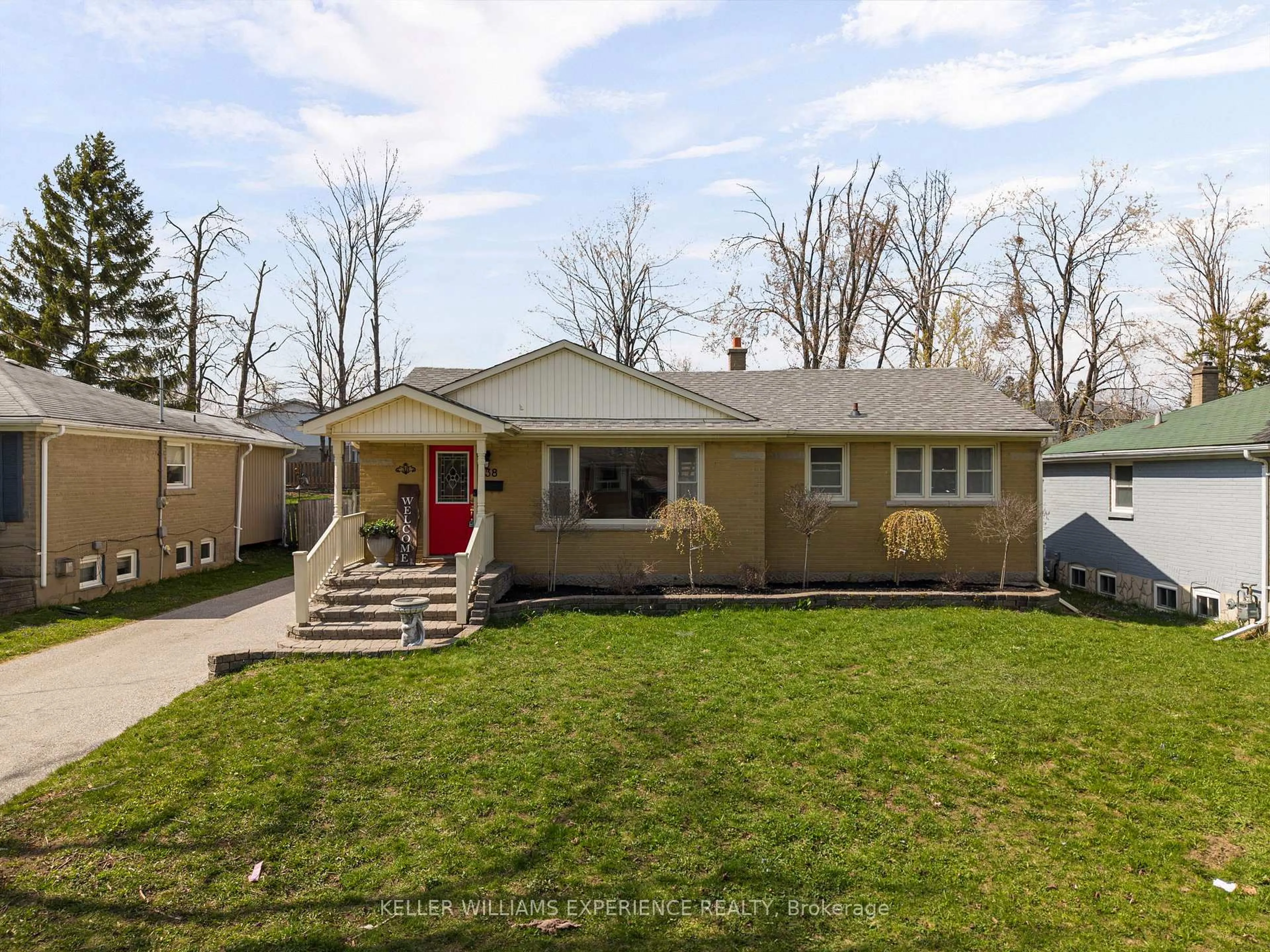 Home with vinyl exterior material, street for 38 North St, Orillia Ontario L3V 3S5