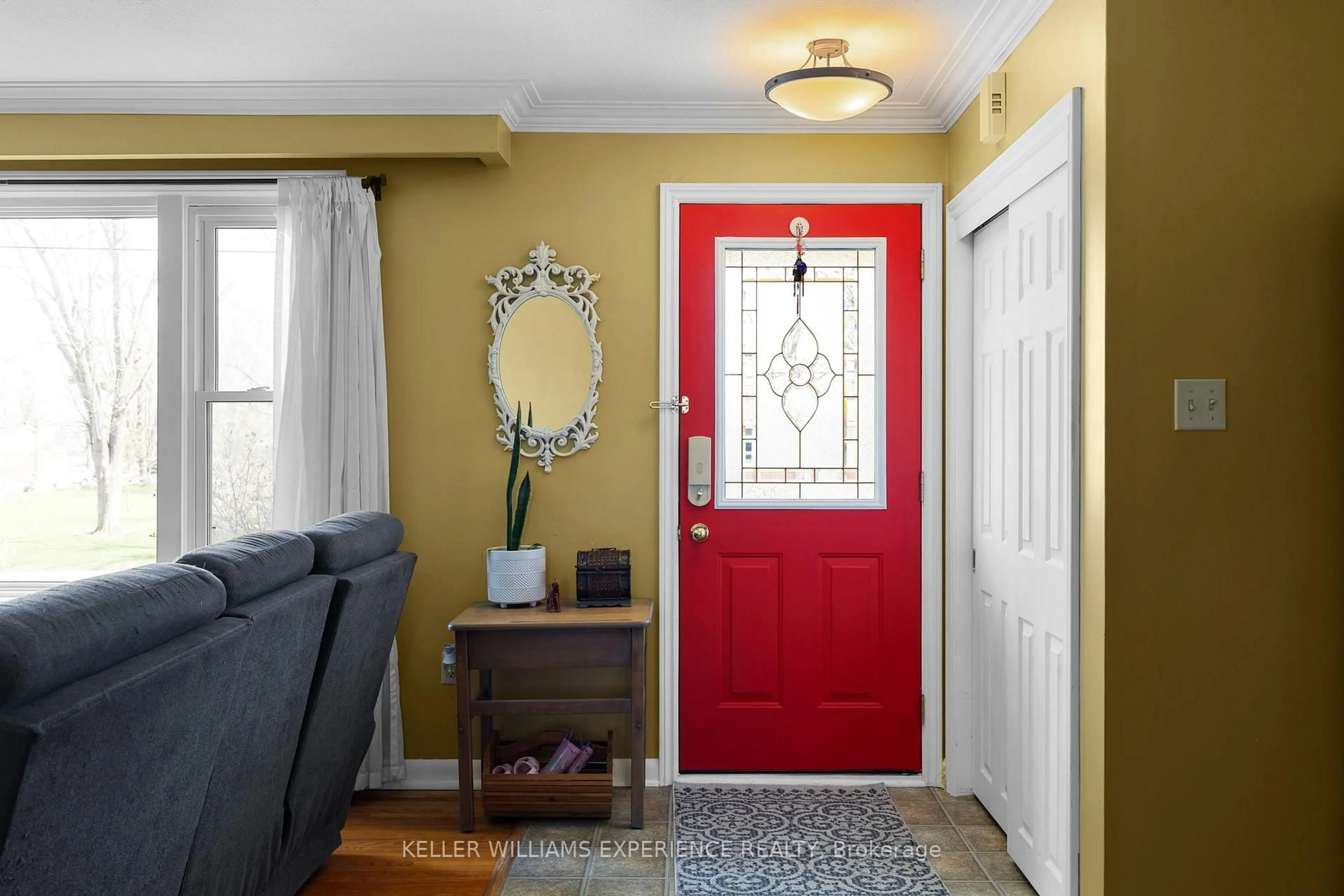 Indoor entryway for 38 North St, Orillia Ontario L3V 3S5