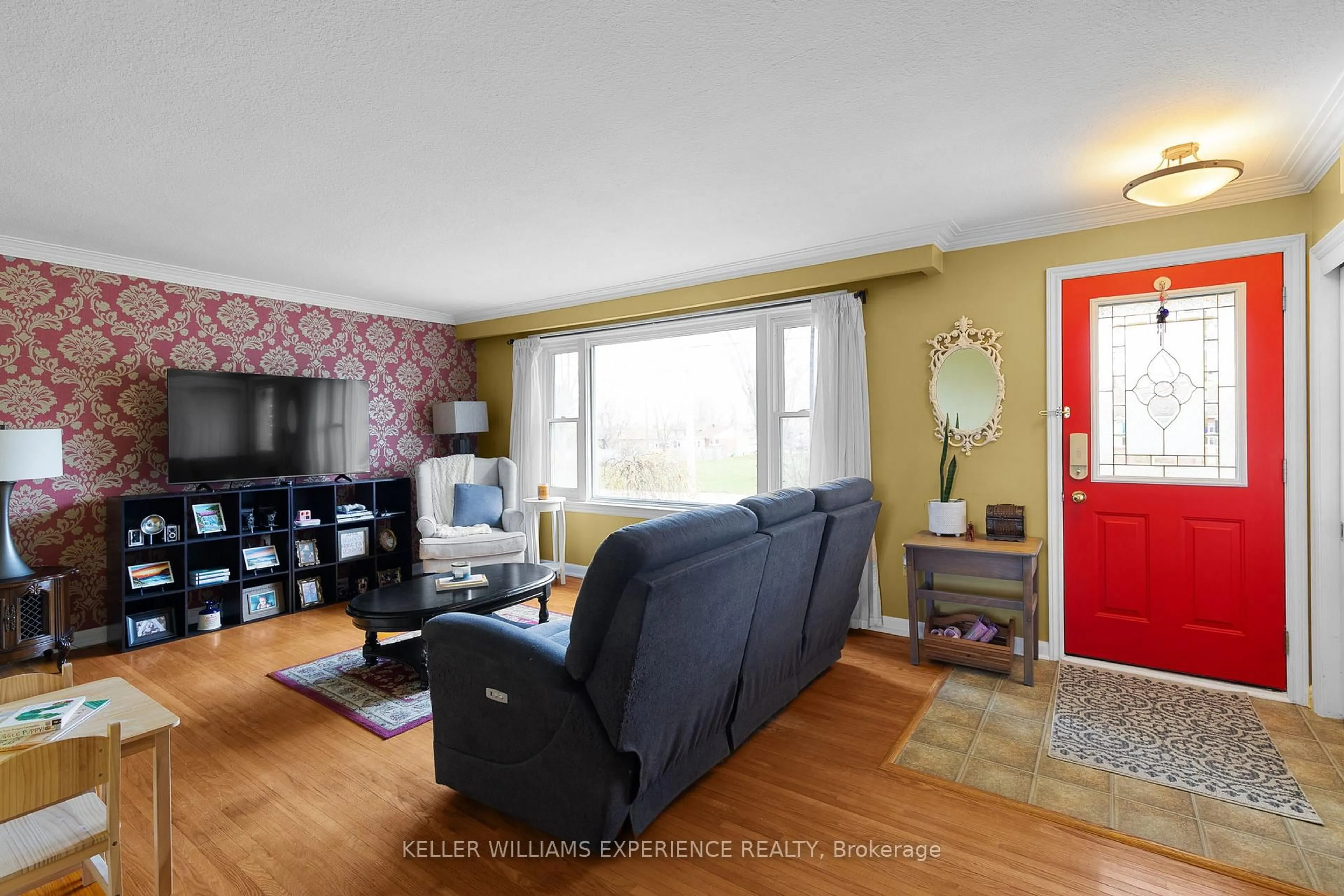 Living room with furniture, wood/laminate floor for 38 North St, Orillia Ontario L3V 3S5
