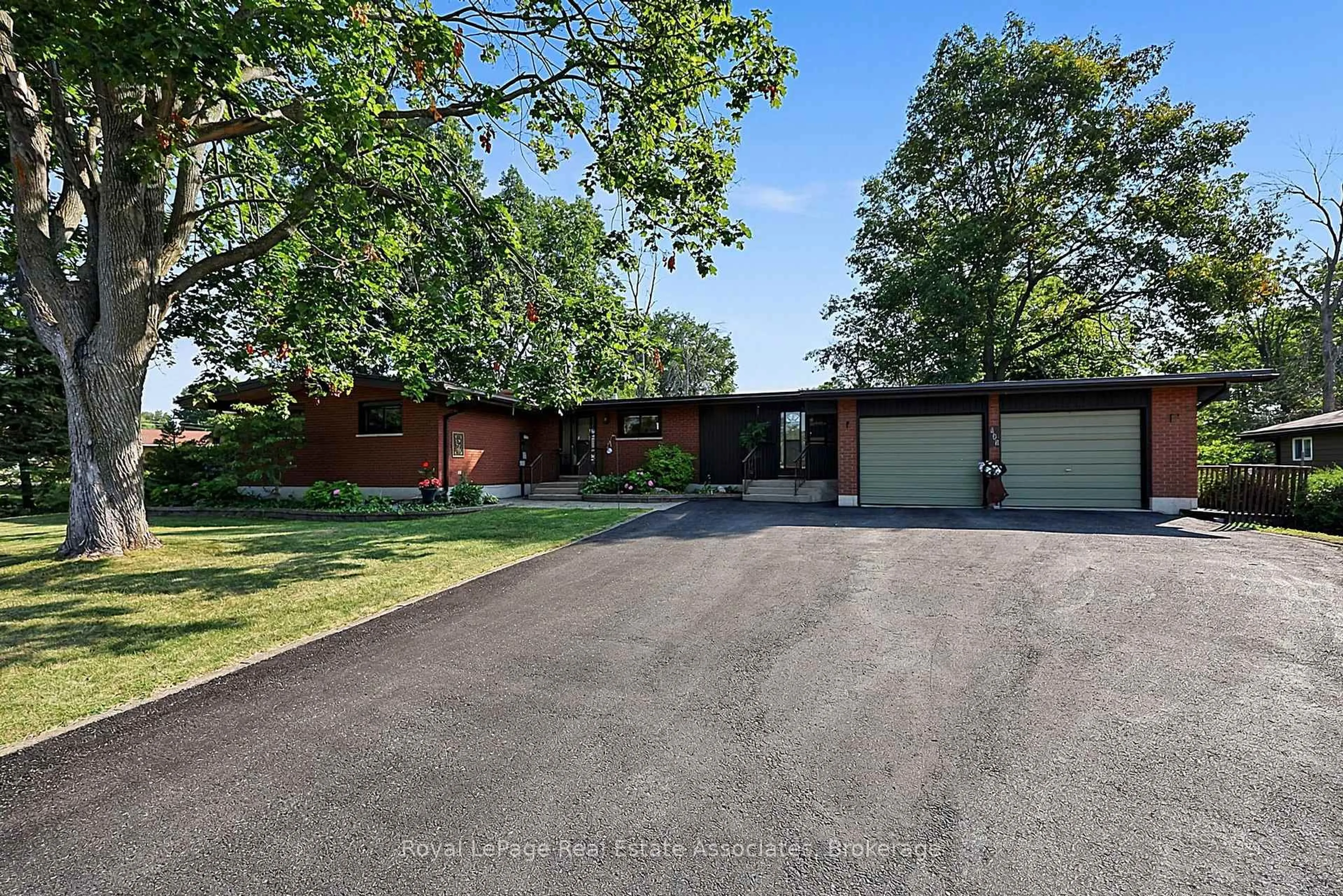 A pic from outside/outdoor area/front of a property/back of a property/a pic from drone, street for 408 Mooney Cres, Orillia Ontario L3V 6R4