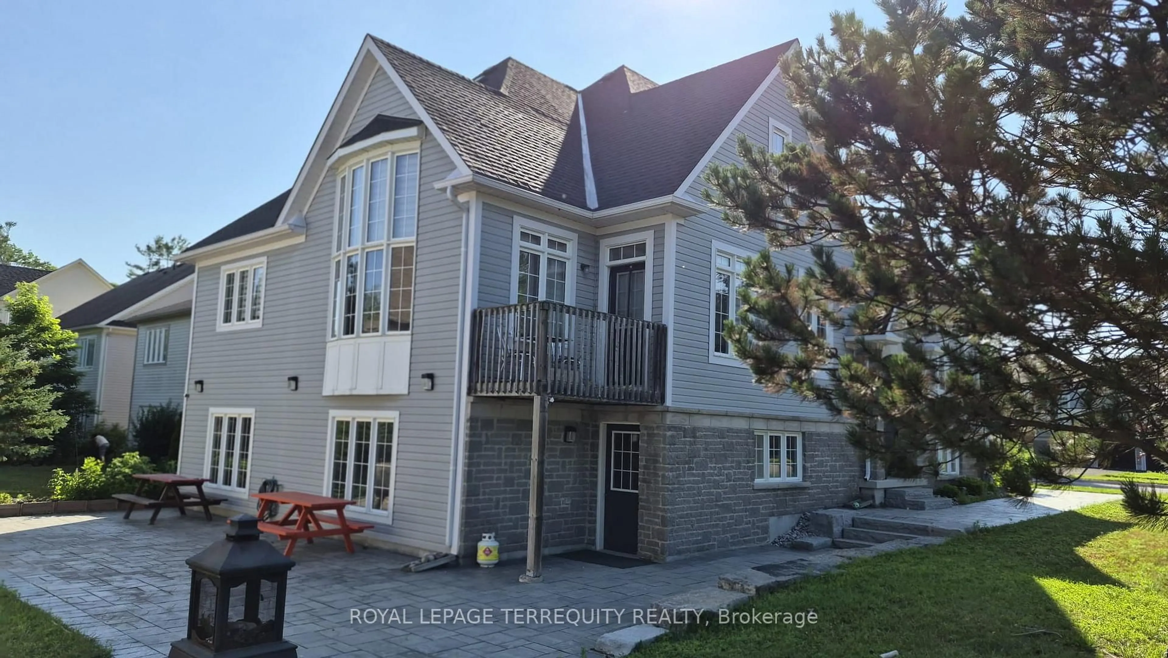 Home with vinyl exterior material, street for 10 Culham Tr, Wasaga Beach Ontario L9Z 0C6