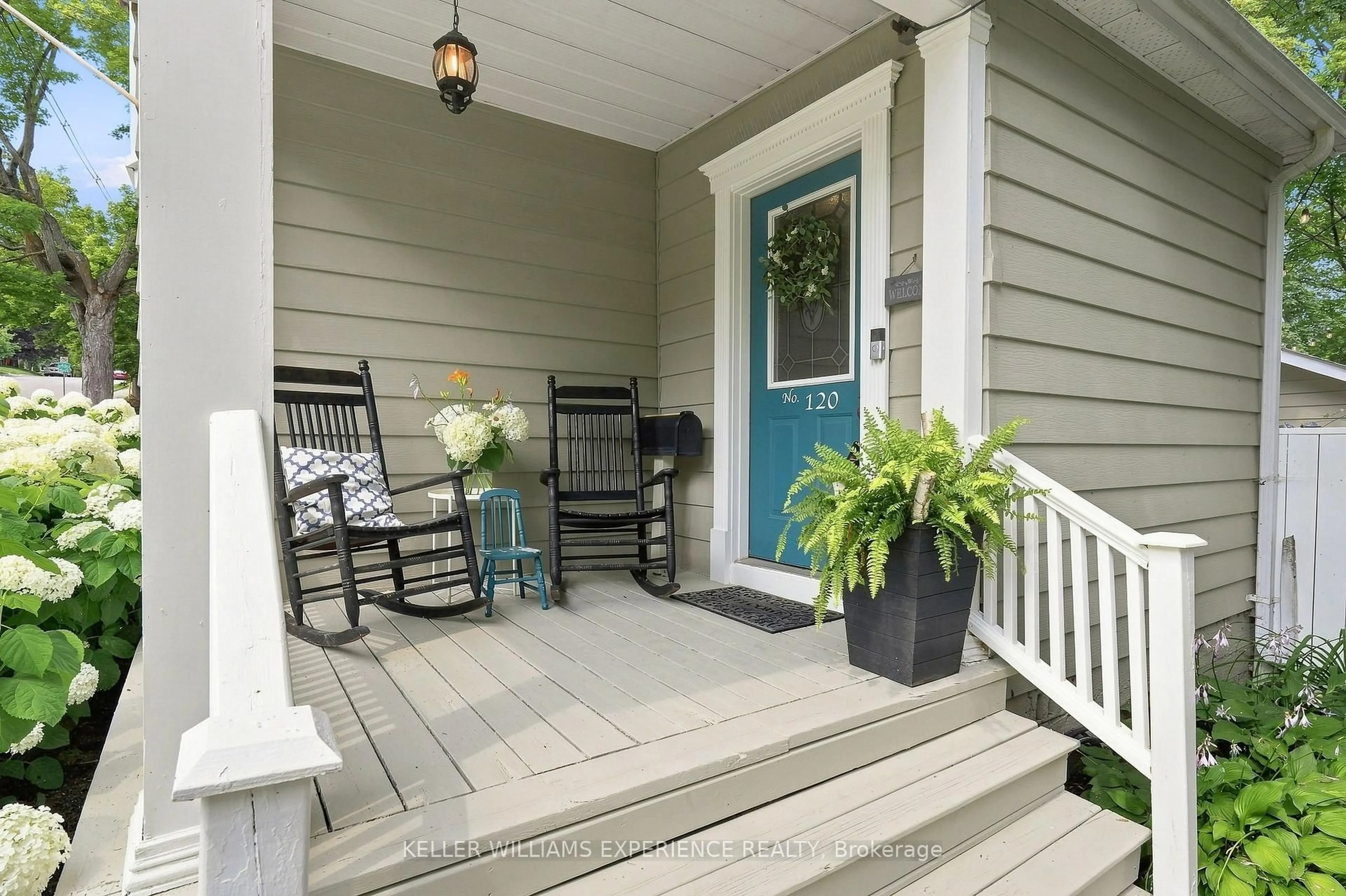 Indoor entryway for 120 Matchedash St, Orillia Ontario L3V 4T8