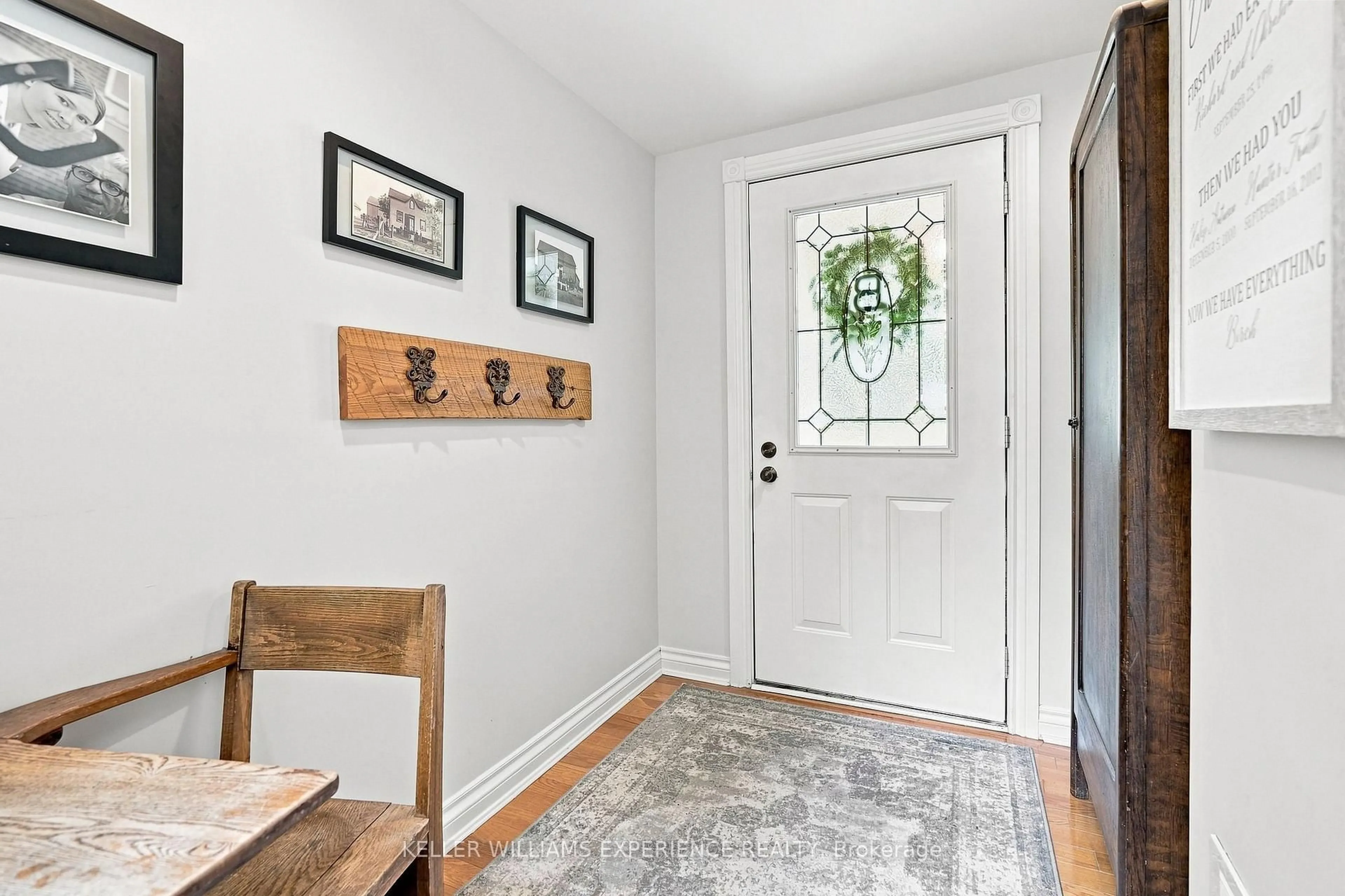 Indoor entryway for 120 Matchedash St, Orillia Ontario L3V 4T8