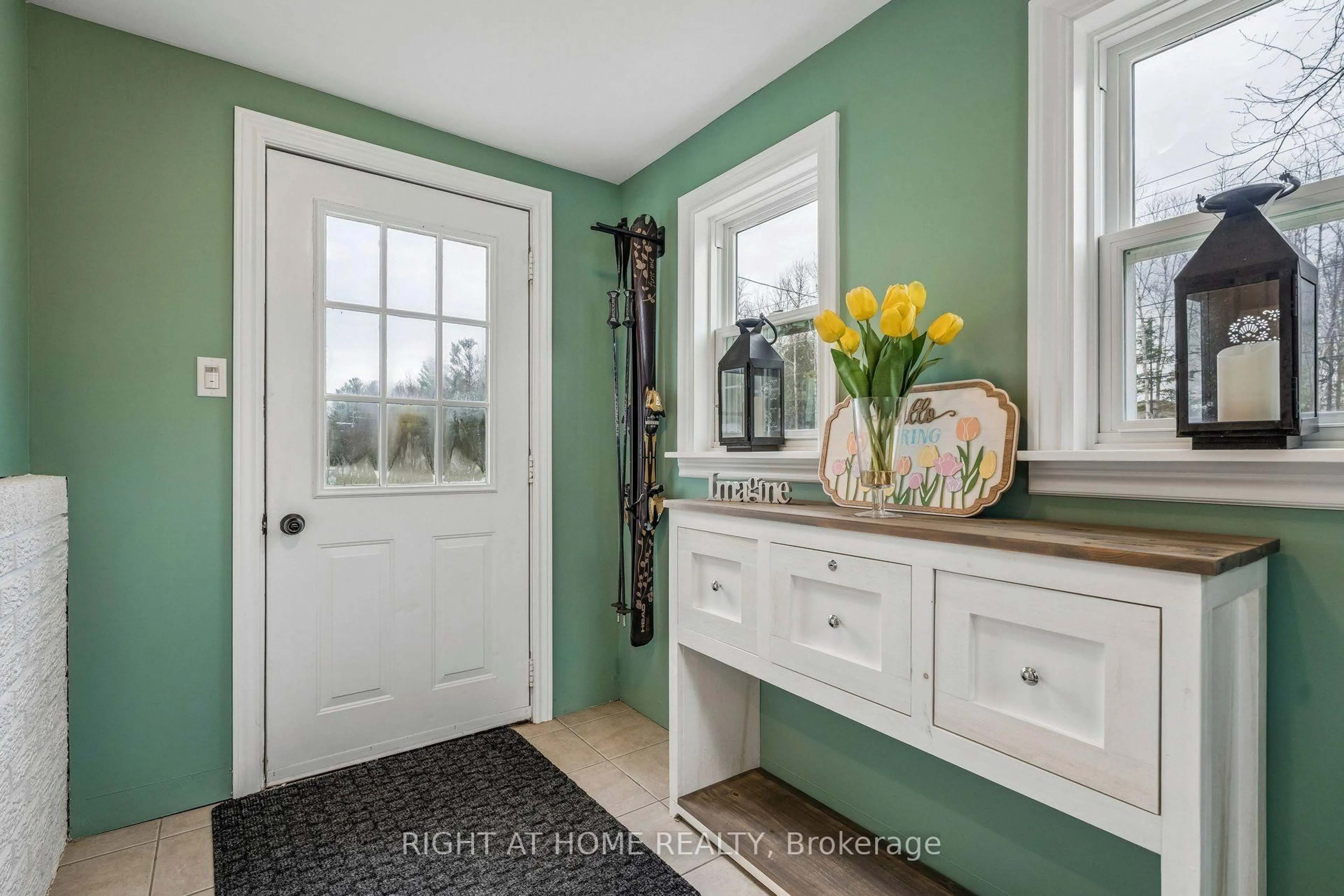 Indoor entryway for 158 Zoo Park Rd, Wasaga Beach Ontario L9Z 2P2