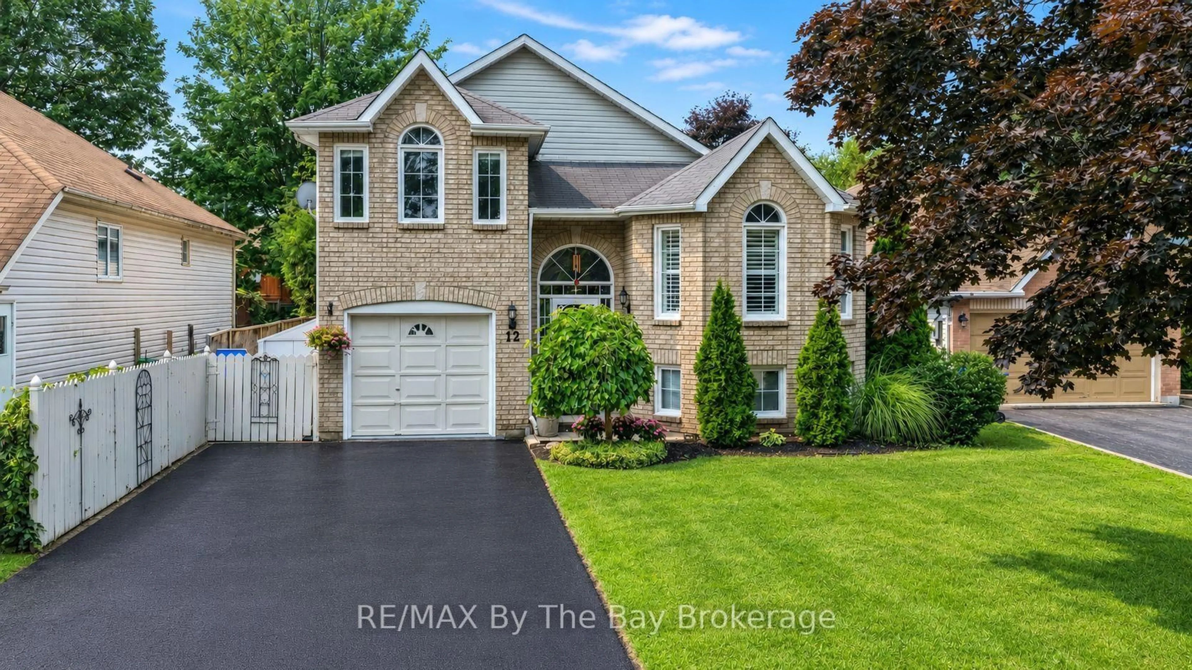 Home with vinyl exterior material, street for 12 Goldsmith Pl, Wasaga Beach Ontario L9Z 1E5