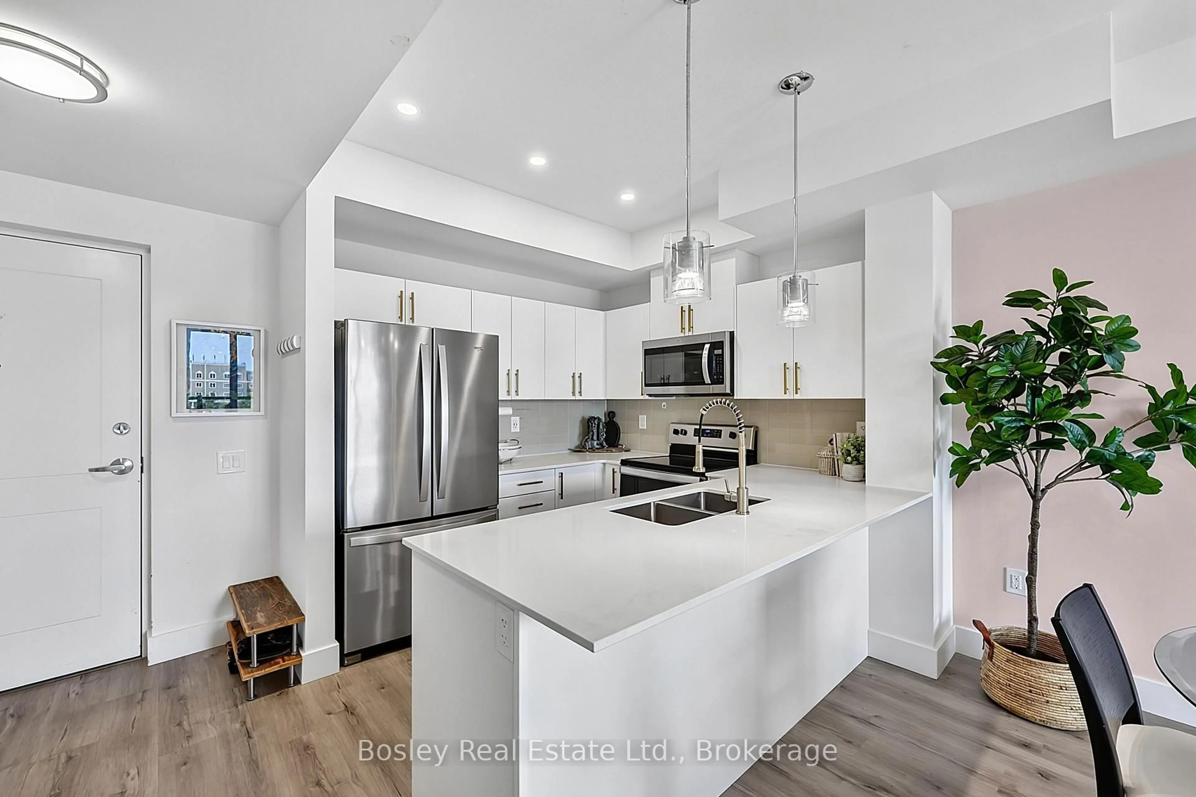 Open concept kitchen, unknown for 4 Kimberly Lane #404, Collingwood Ontario L9Y 5T6