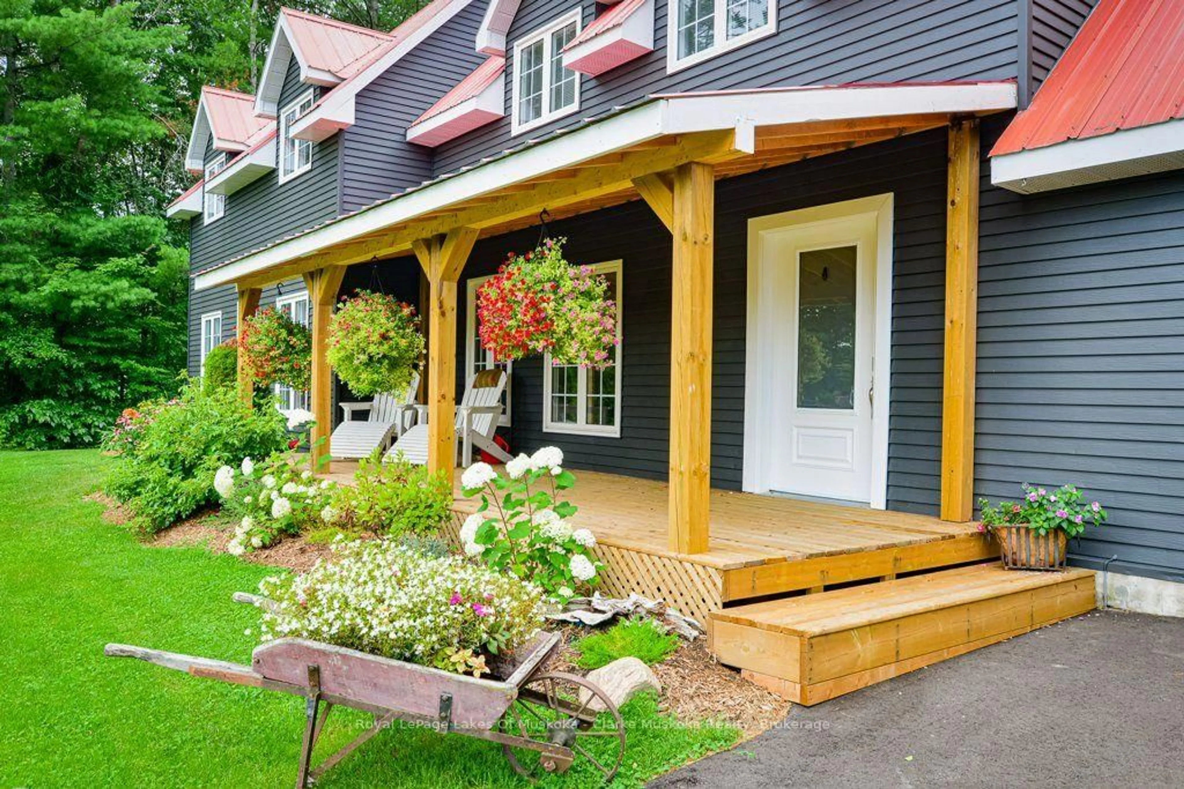 Patio, street for 1572 Laughlin Falls Rd, Severn Ontario L0K 1E0