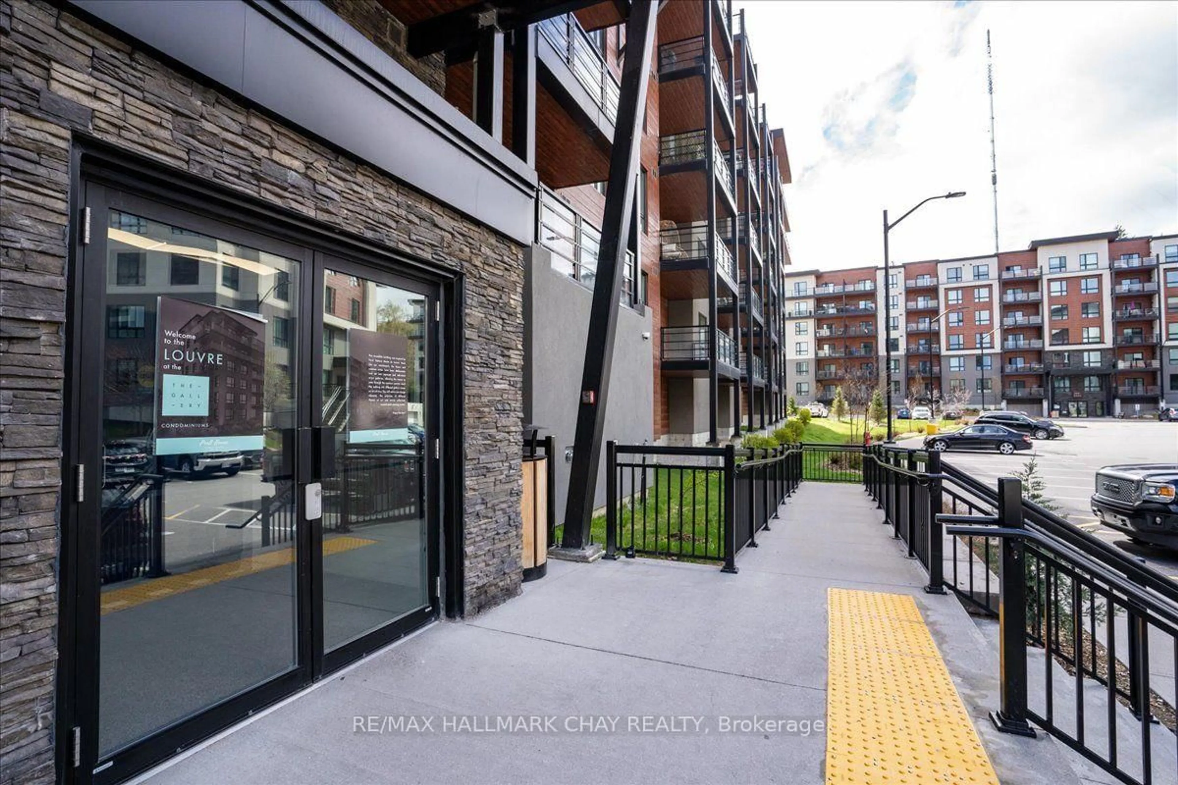Patio, street for 302 Essa Rd #203, Barrie Ontario L9J 0H3