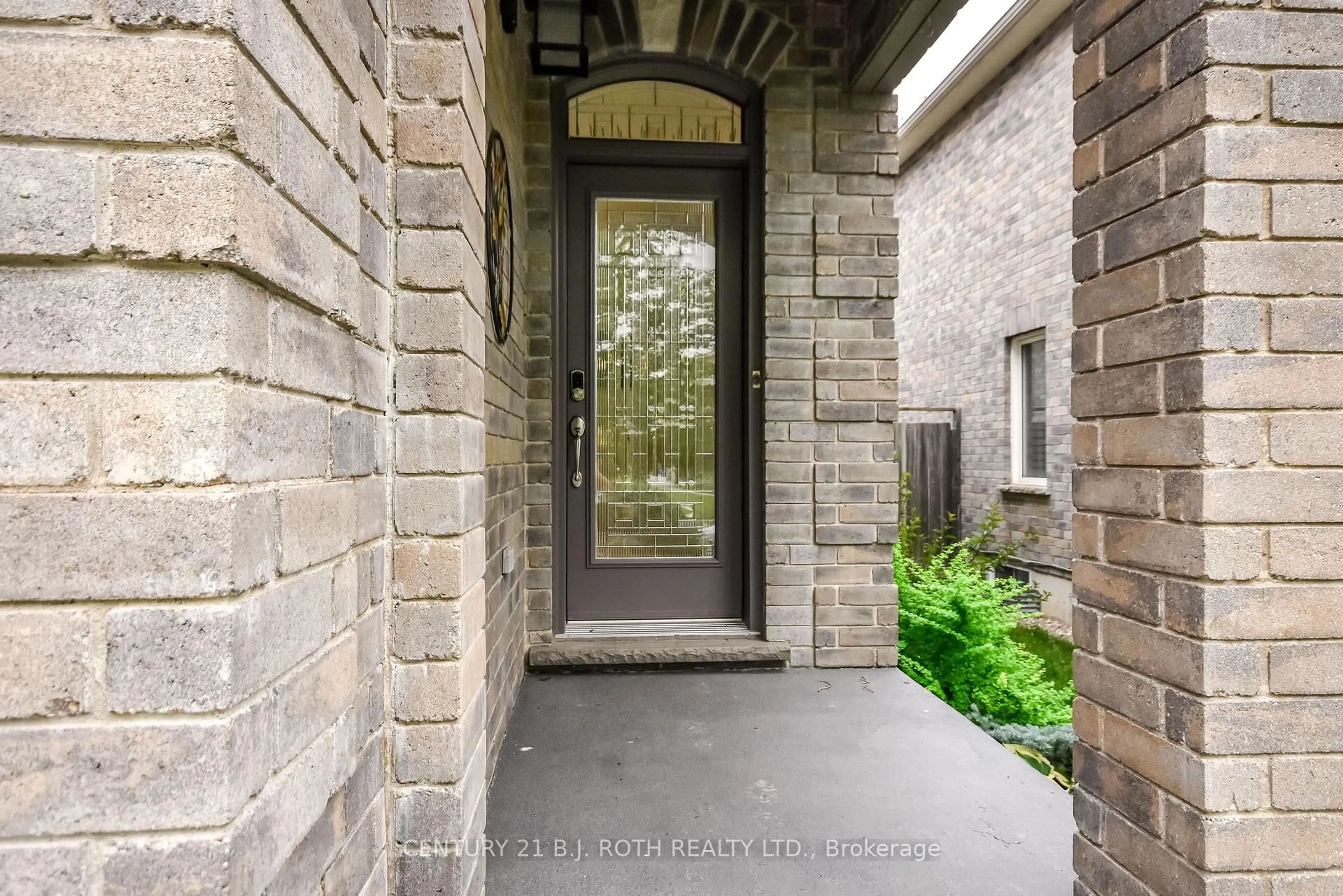 Indoor entryway for 20 Falcon Cres, Barrie Ontario L4N 0Y9