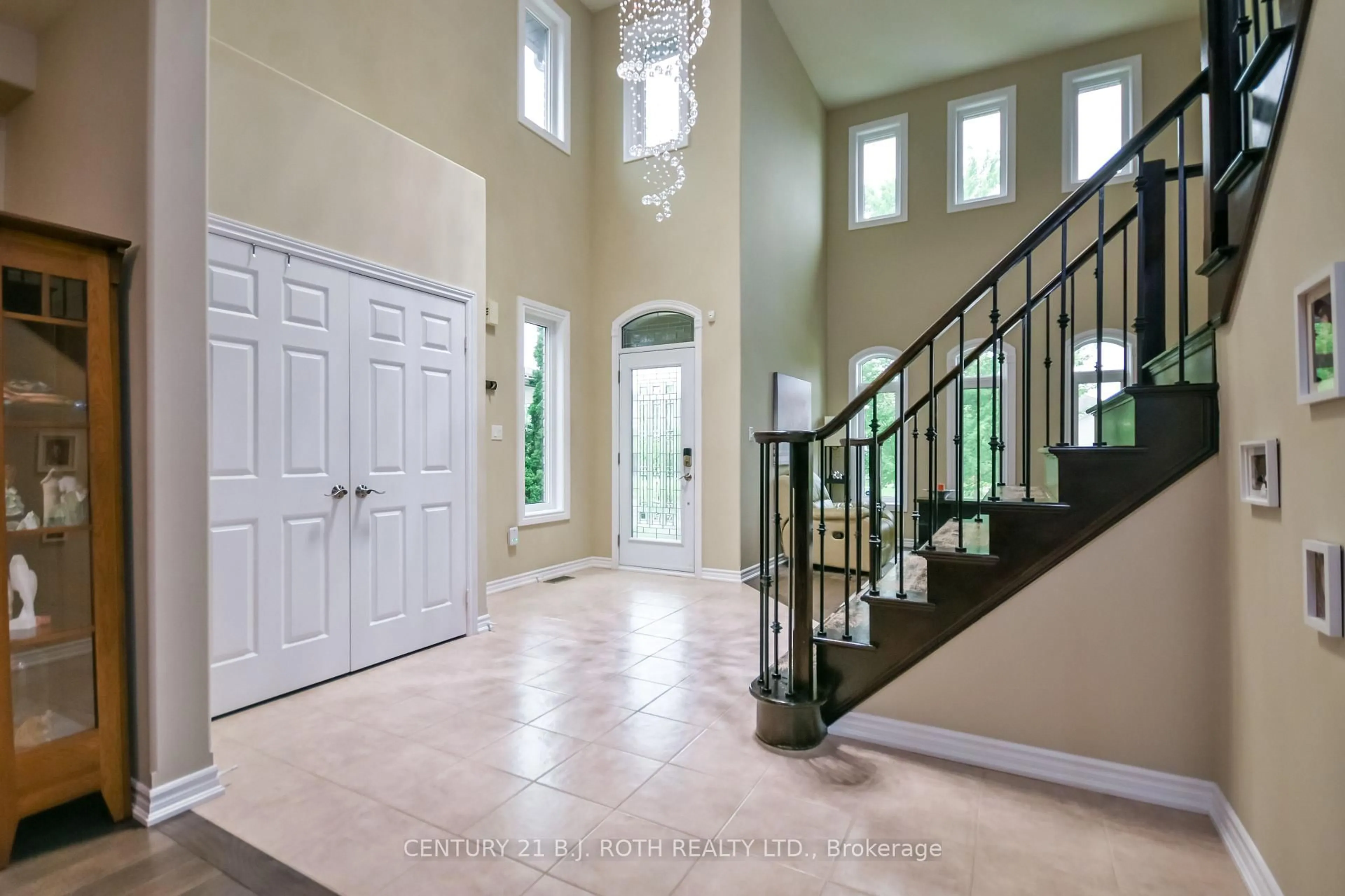Indoor foyer for 20 Falcon Cres, Barrie Ontario L4N 0Y9