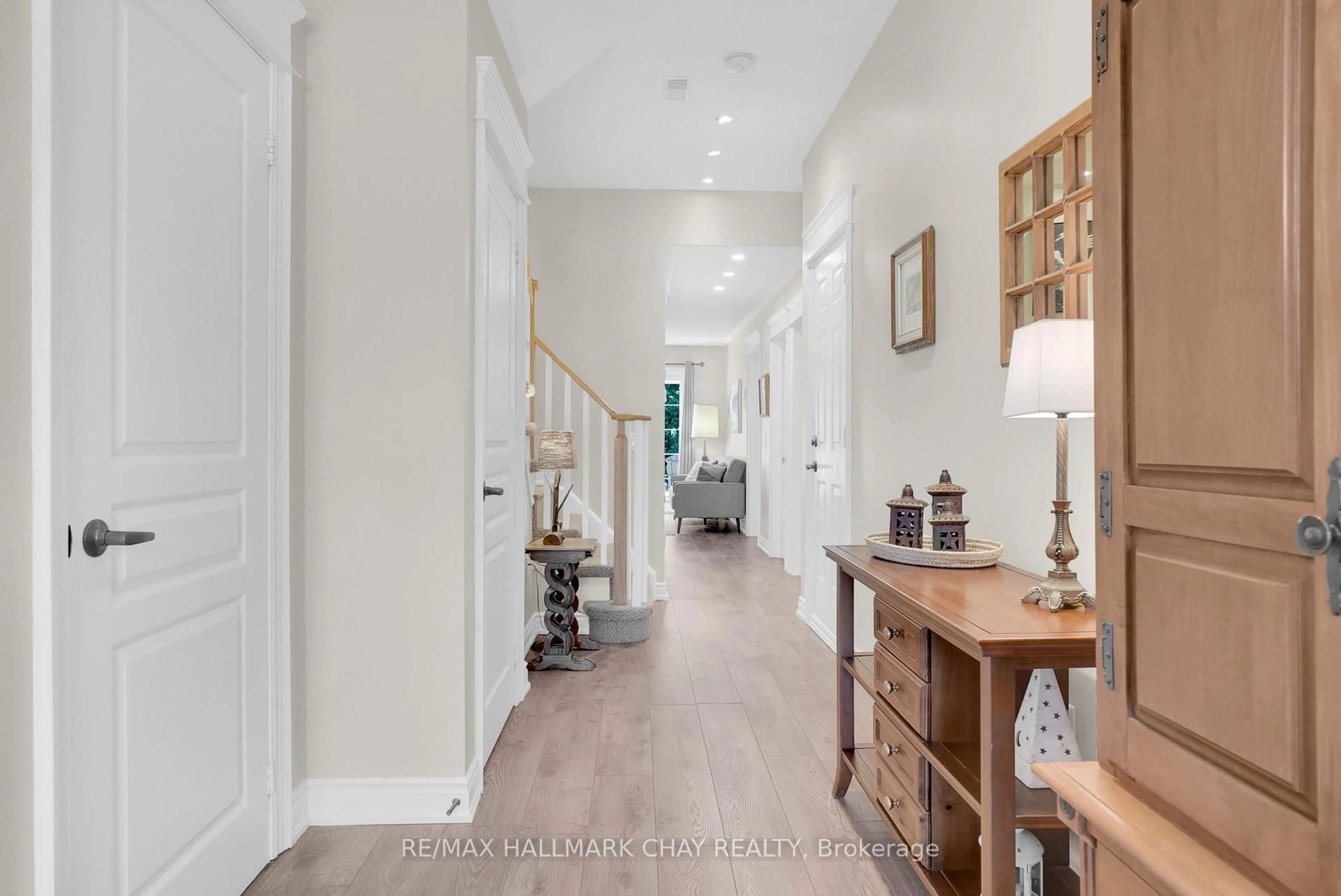 Indoor entryway for 143 Wycliffe Cove St, Tay Ontario L0K 2A0