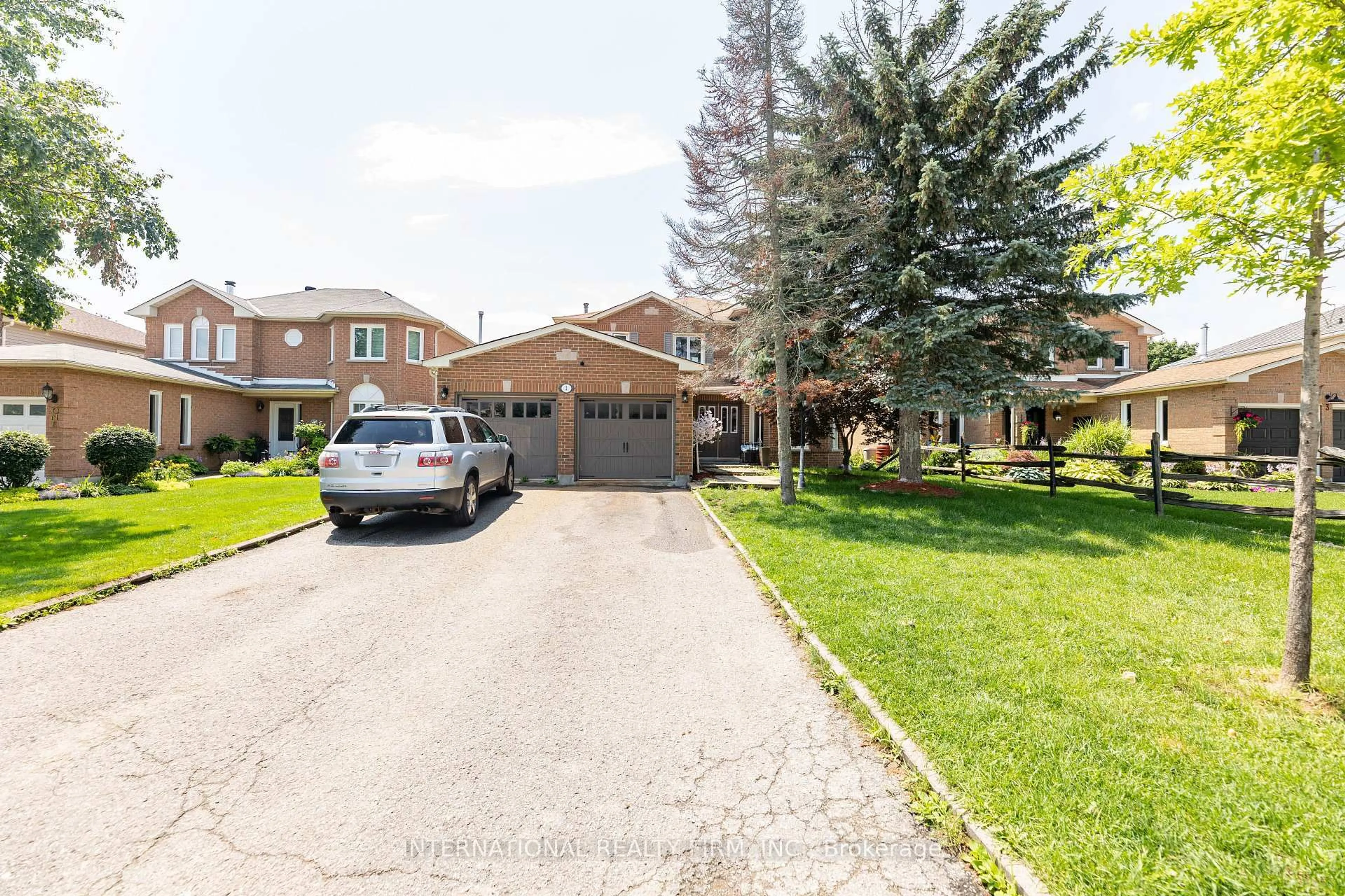 A pic from outside/outdoor area/front of a property/back of a property/a pic from drone, street for 2 Hook Crt, Barrie Ontario L4N 7H7