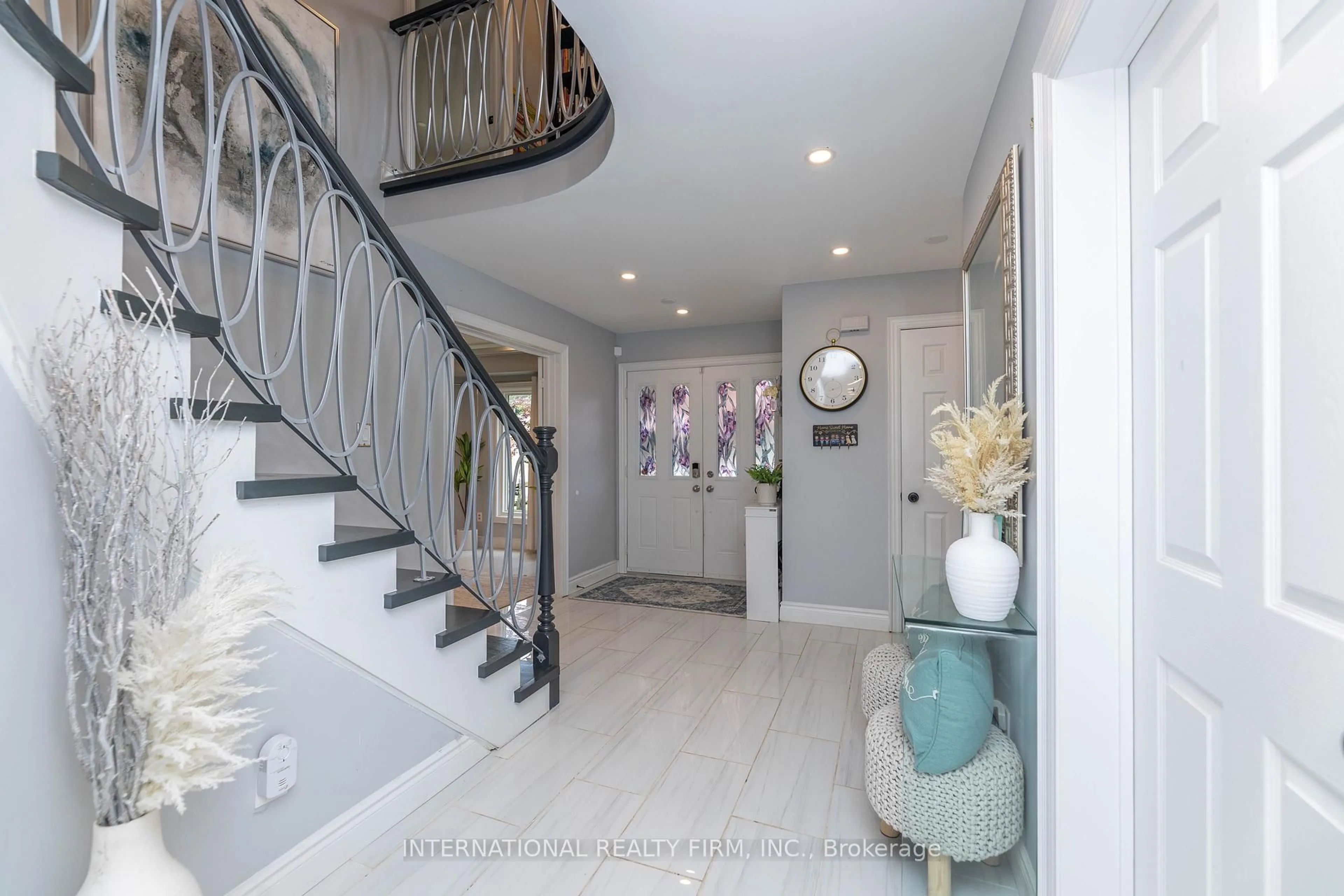 Indoor entryway for 2 Hook Crt, Barrie Ontario L4N 7H7