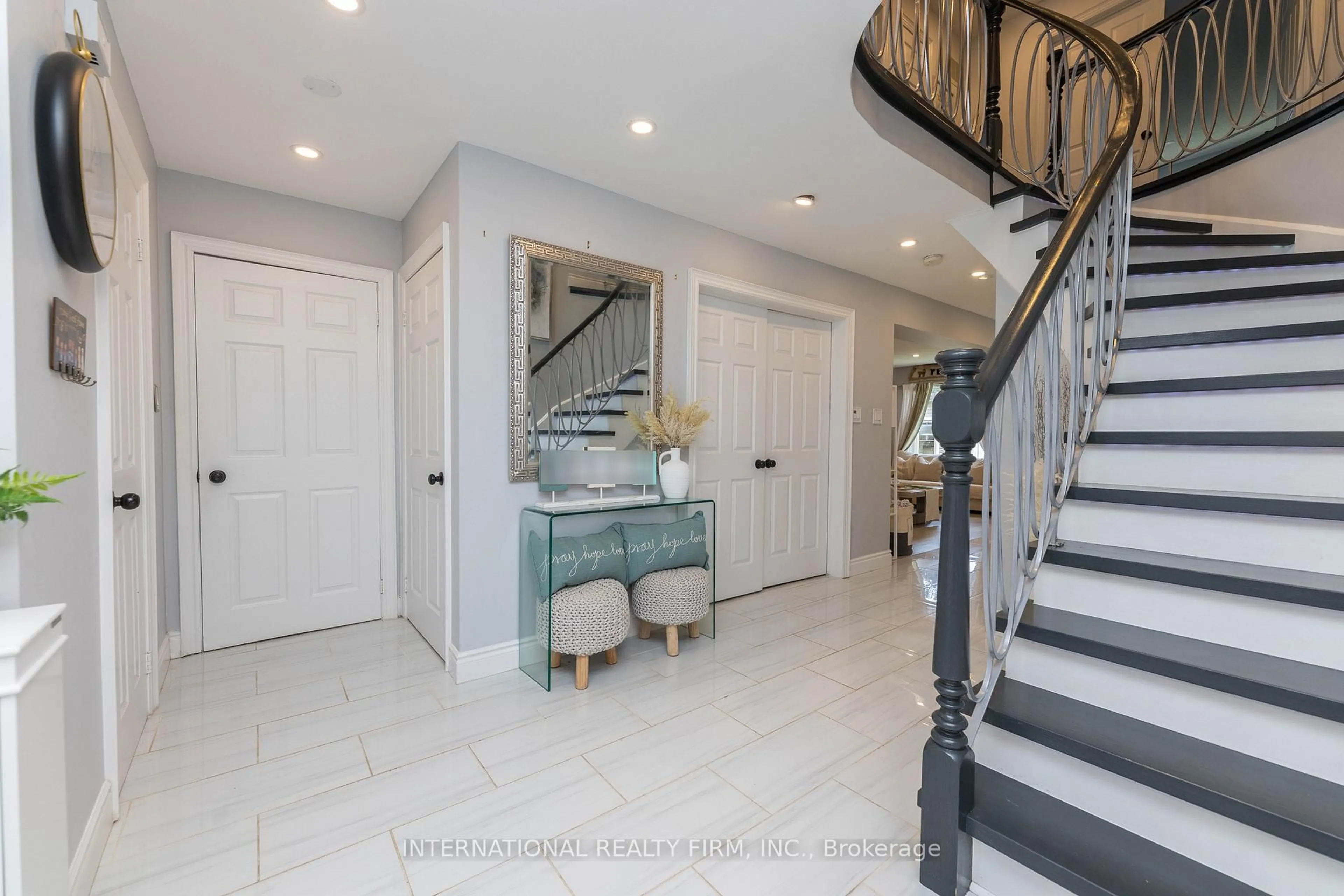 Indoor entryway for 2 Hook Crt, Barrie Ontario L4N 7H7