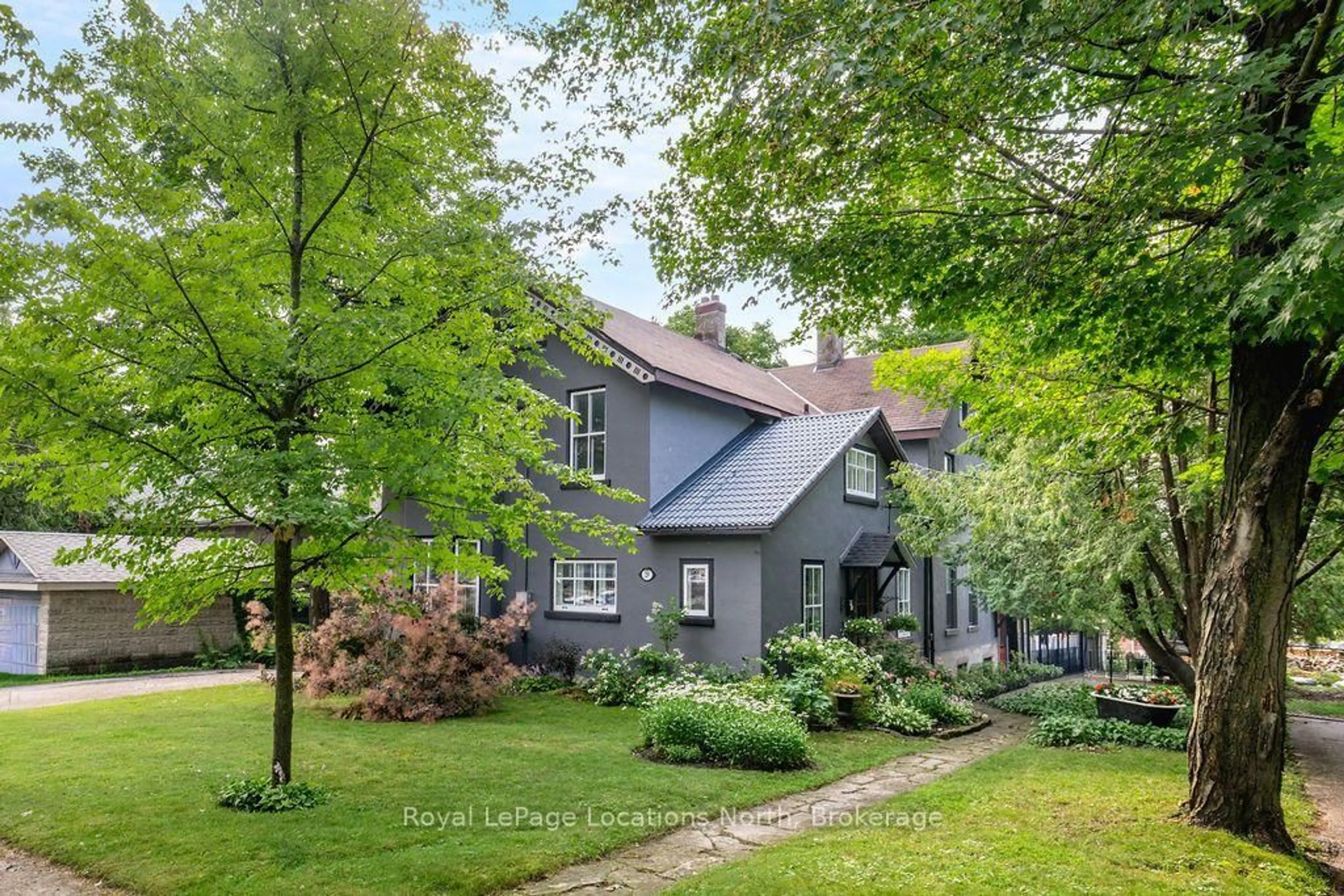 A pic from outside/outdoor area/front of a property/back of a property/a pic from drone, street for 29 TECUMSETH St, Orillia Ontario L3V 1X7