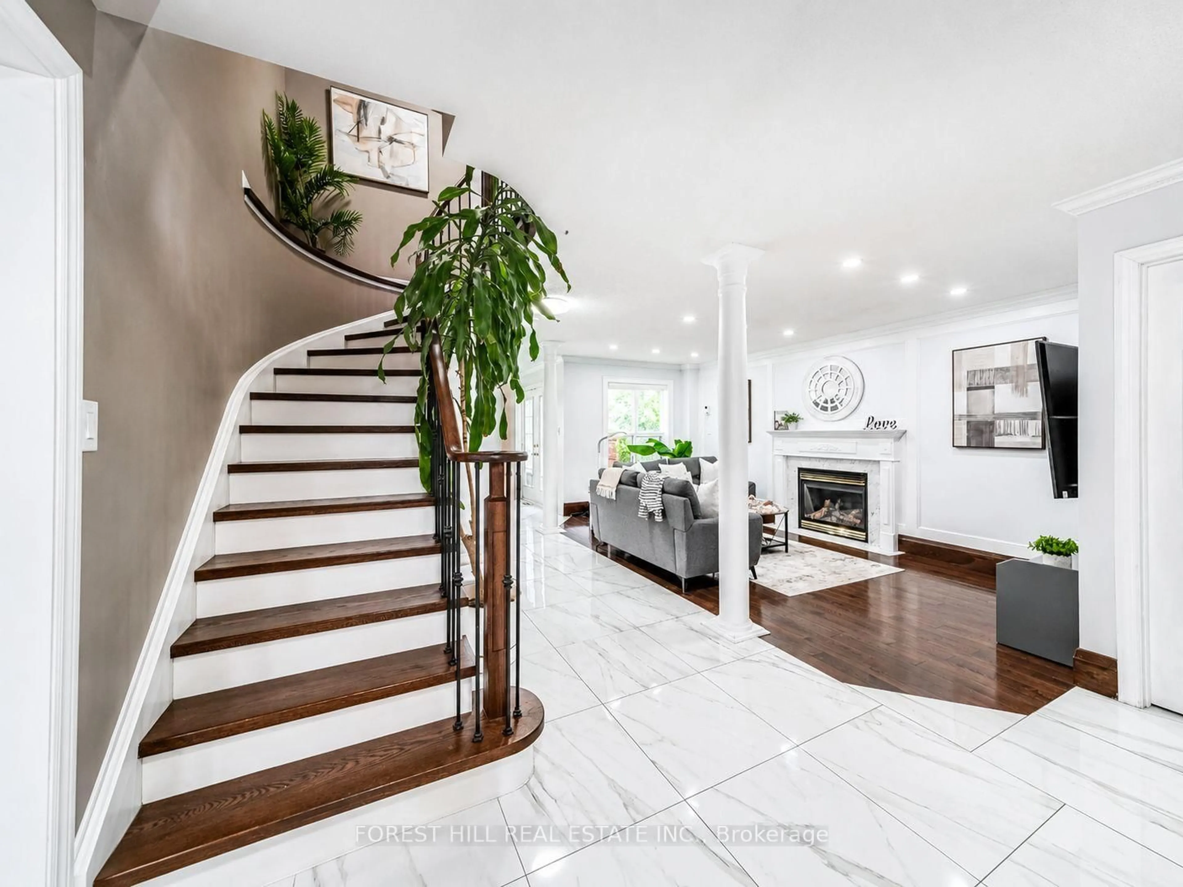 Indoor entryway for 196 Sproule Dr, Barrie Ontario L4N 0N4