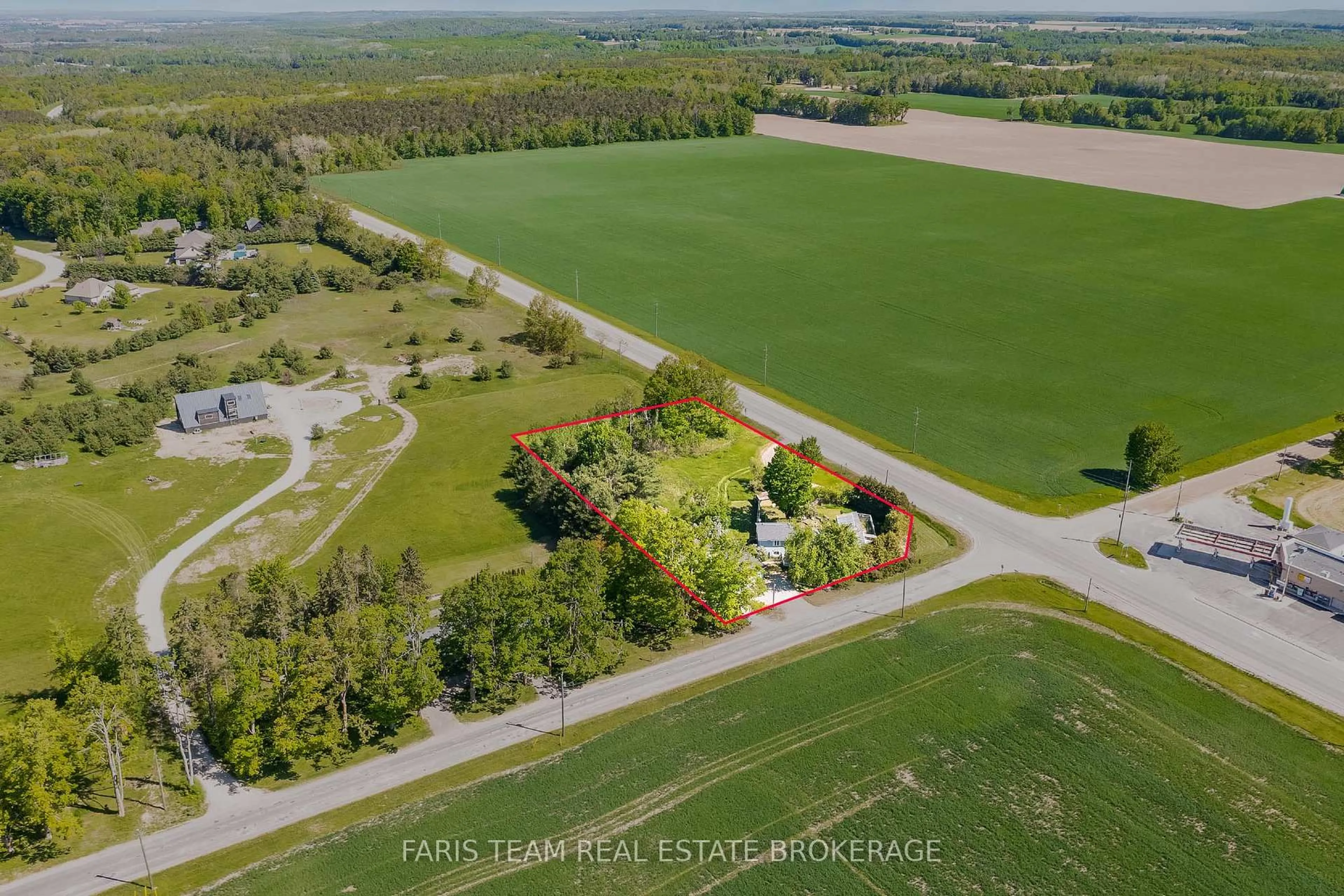 A pic from outside/outdoor area/front of a property/back of a property/a pic from drone, unknown for 1008 Rainbow Valley Rd, Springwater Ontario L0L 2K0